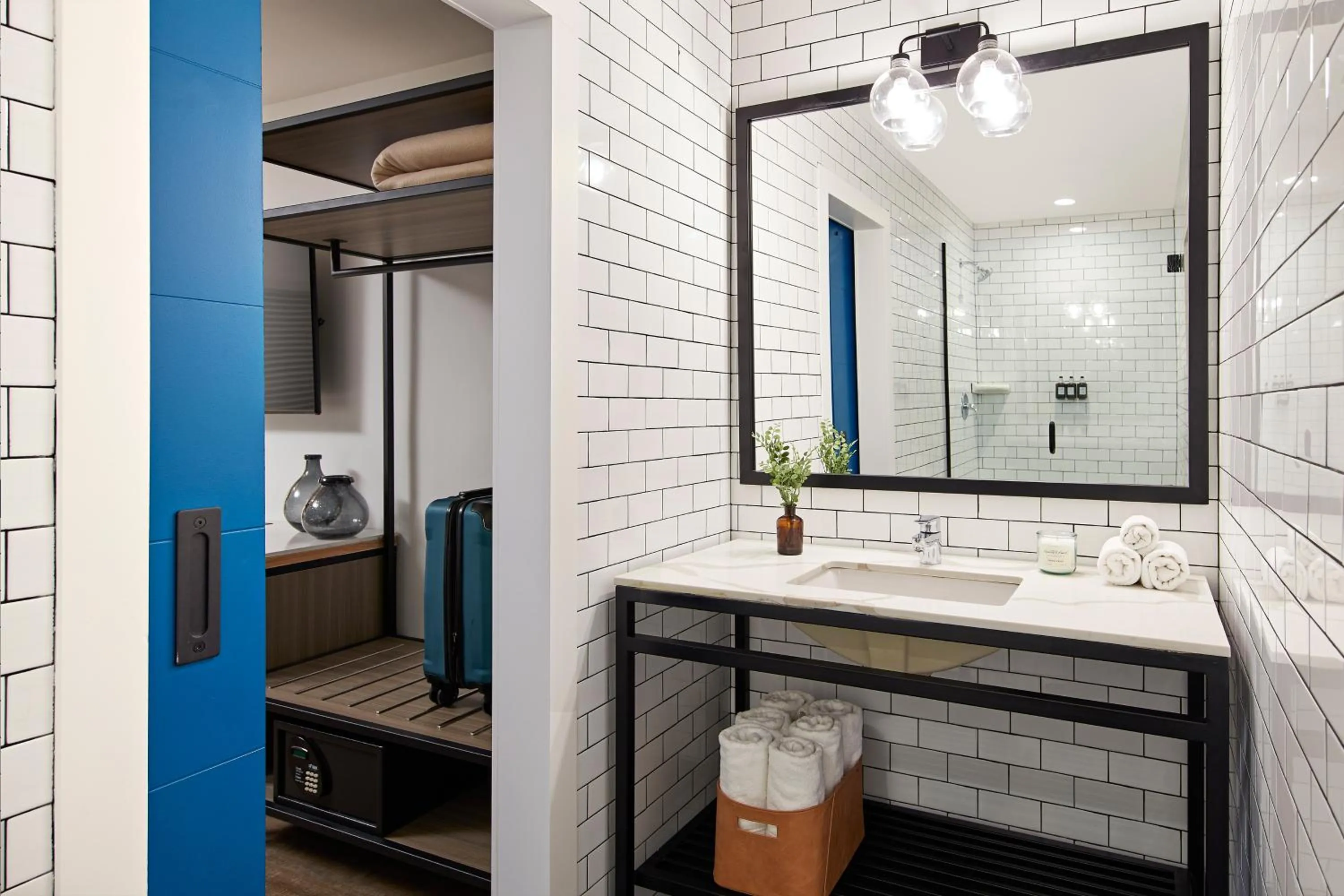 Shower in Pacific View Inn