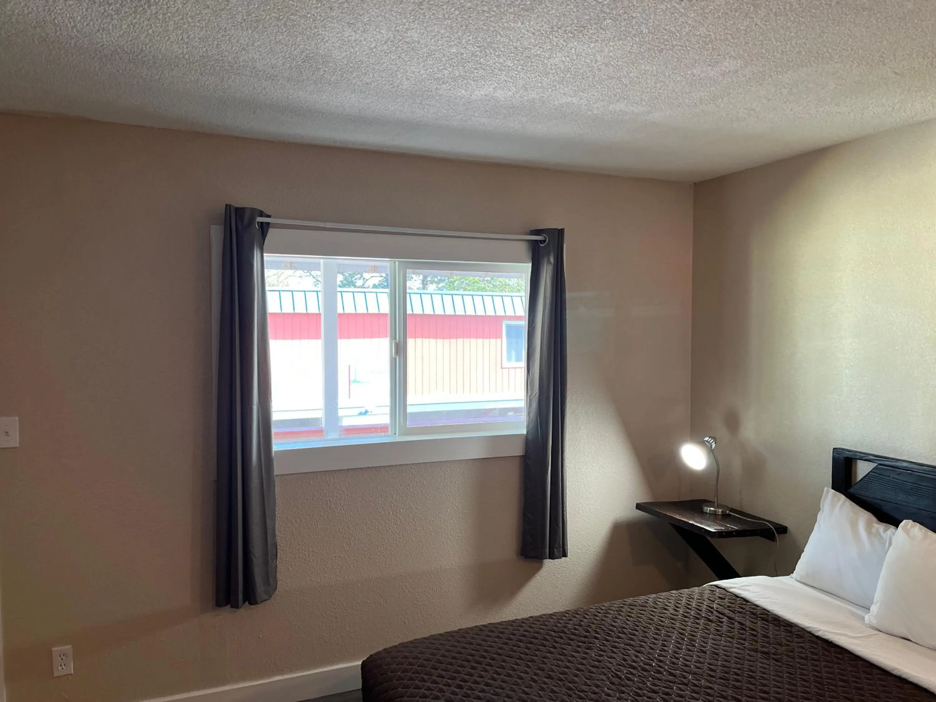 Photo of the whole room, Bed in Heidi's Inn