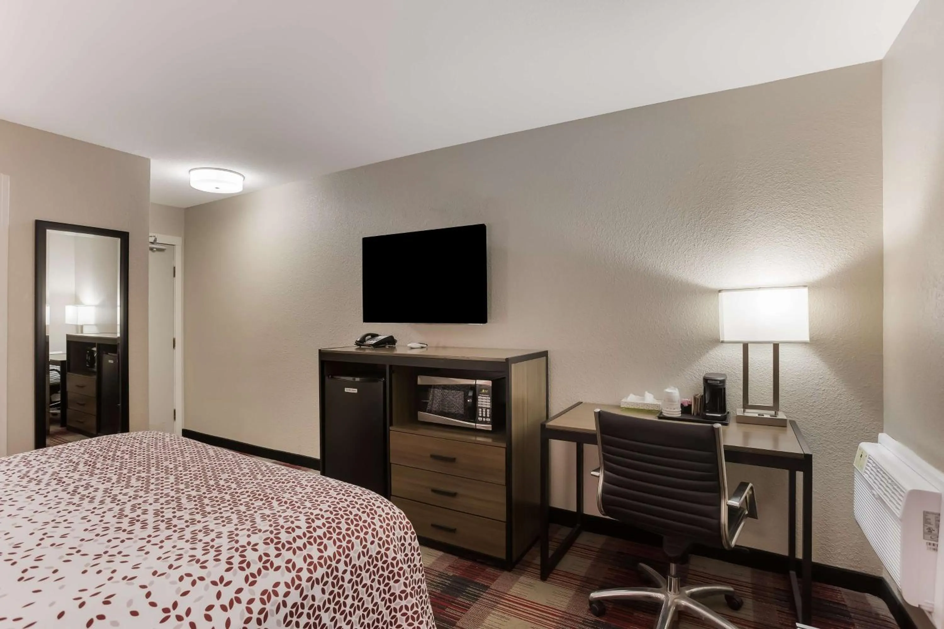 Bedroom, Bed in SureStay Hotel by Best Western Higginsville