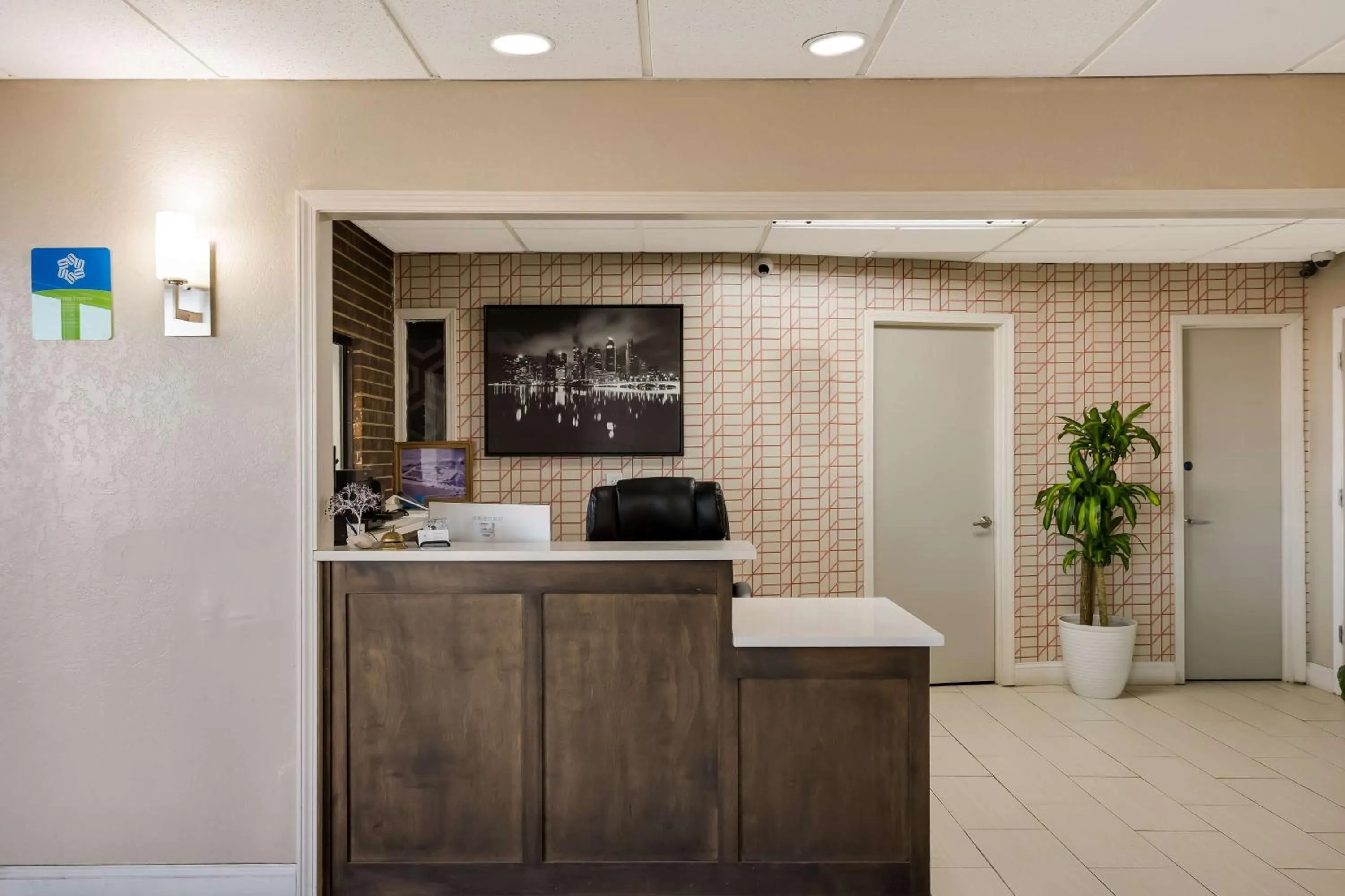 Lobby or reception in SureStay Hotel by Best Western Higginsville