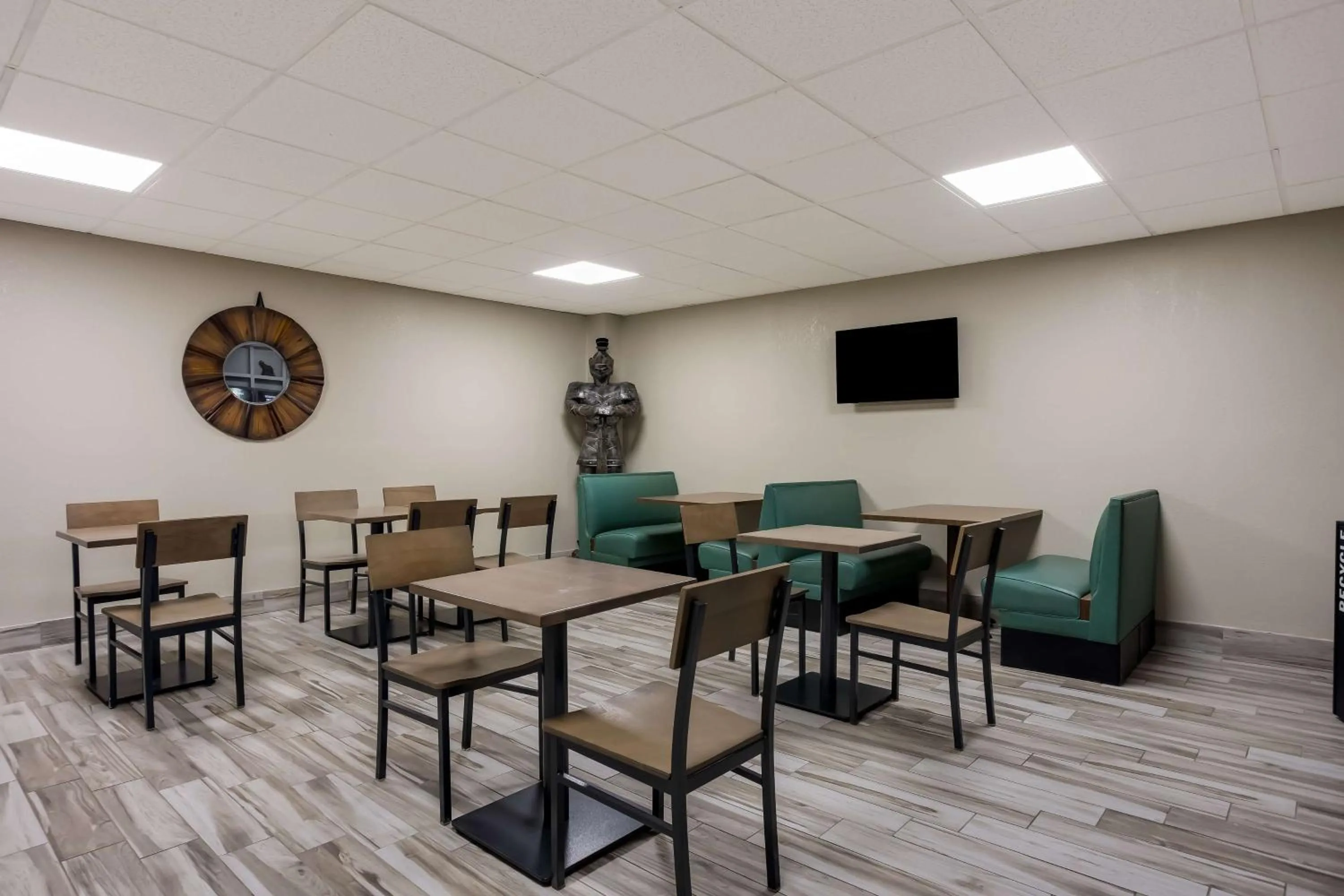 Restaurant/places to eat in SureStay Hotel by Best Western Higginsville