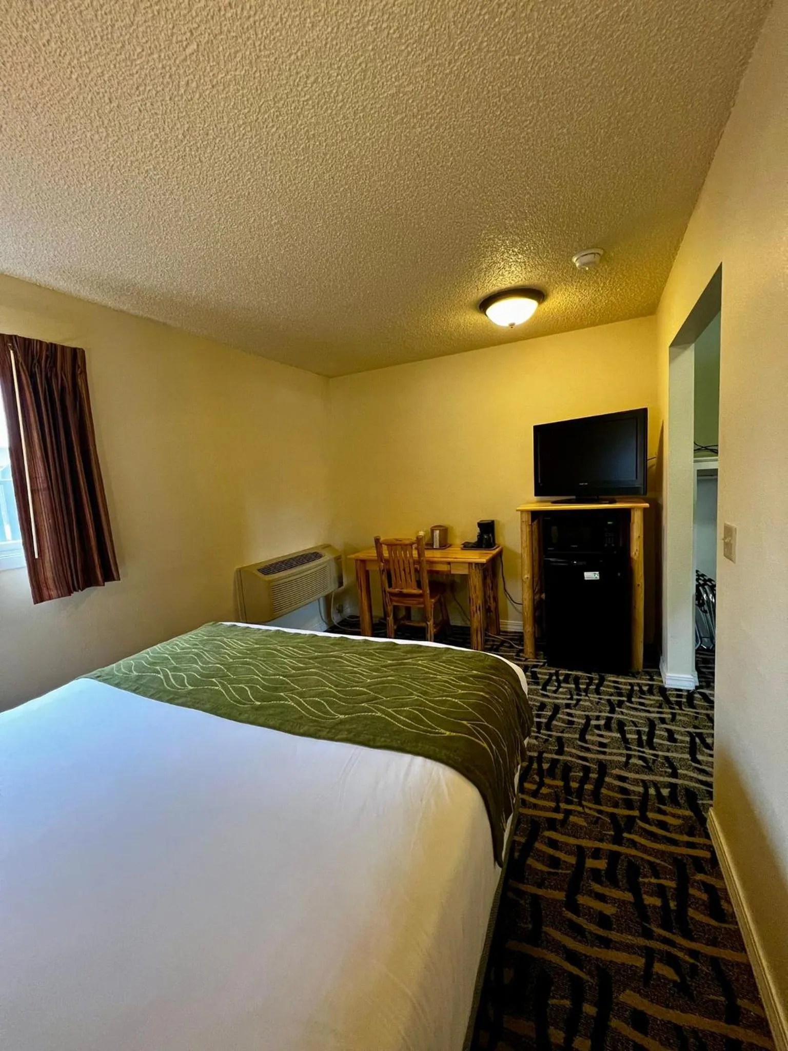 Bed in Cody Legacy Inn & Suites