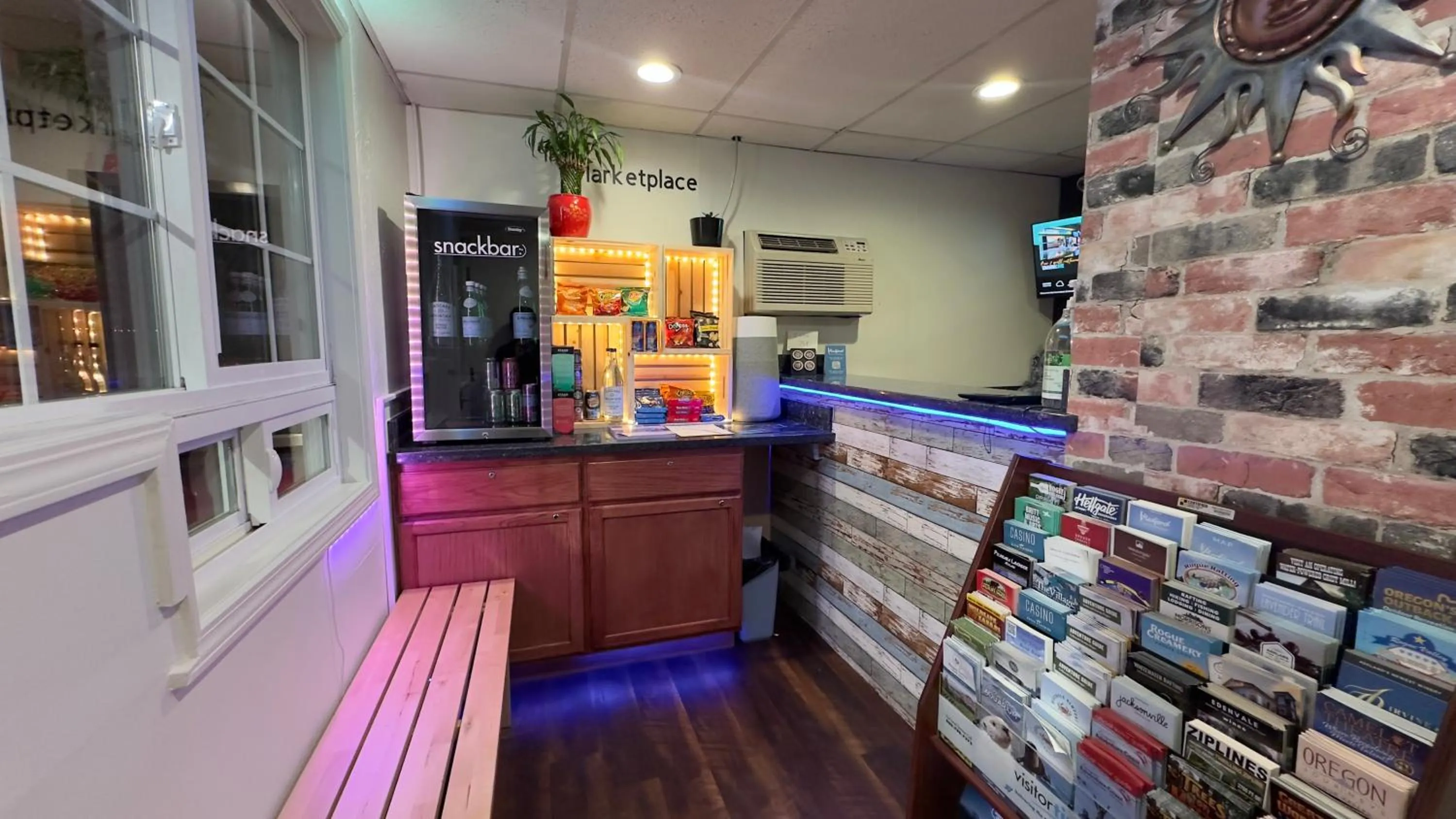 Lobby or reception in City Center Motel - Downtown Medford