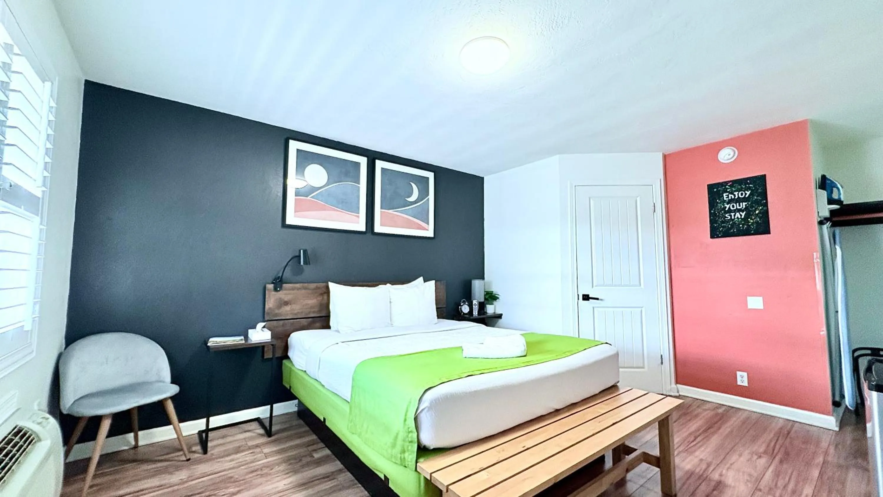 Bedroom, Bed in City Center Motel - Downtown Medford