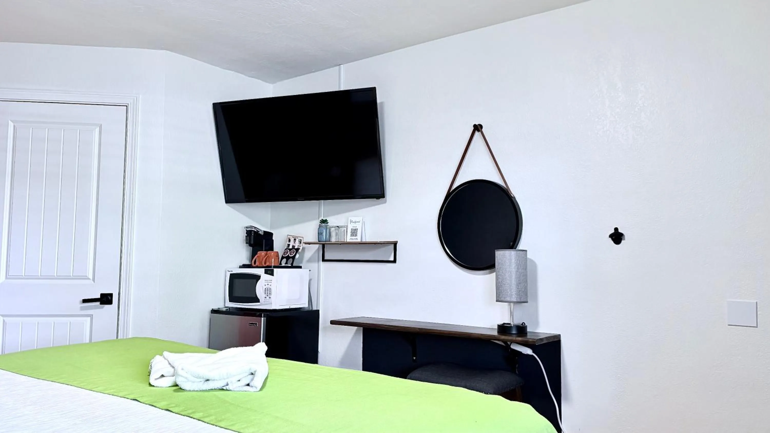 TV and multimedia, Bed in City Center Motel - Downtown Medford