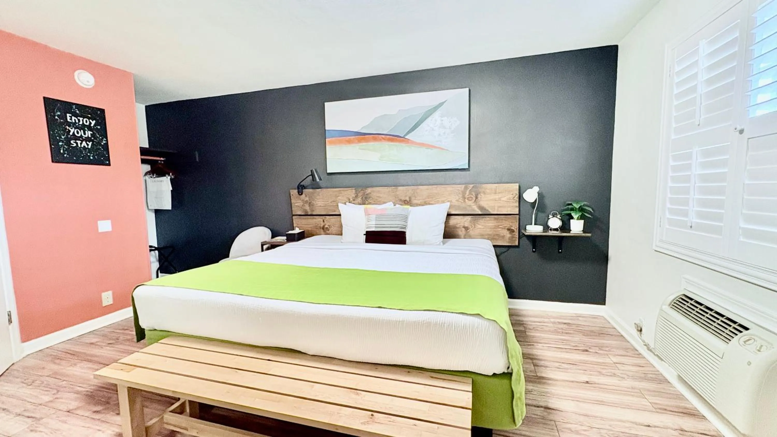 Bed in City Center Motel - Downtown Medford