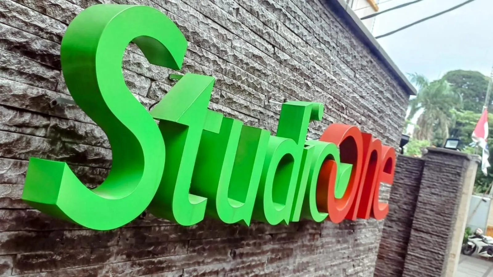 Logo/Certificate/Sign in Studio One Thamrin Hotel