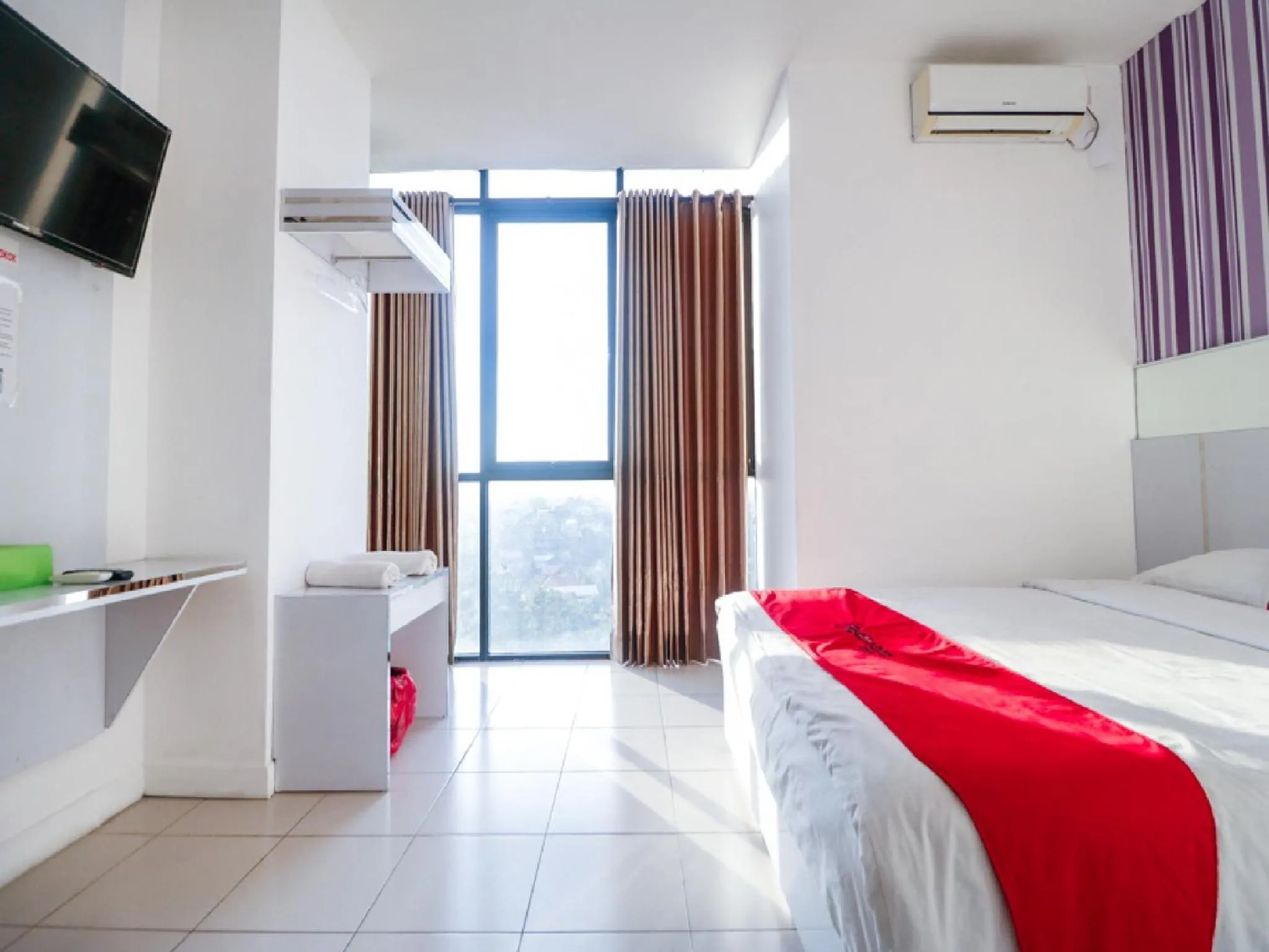 Bedroom, Bed in RedDoorz near Terminal Batu Ampar