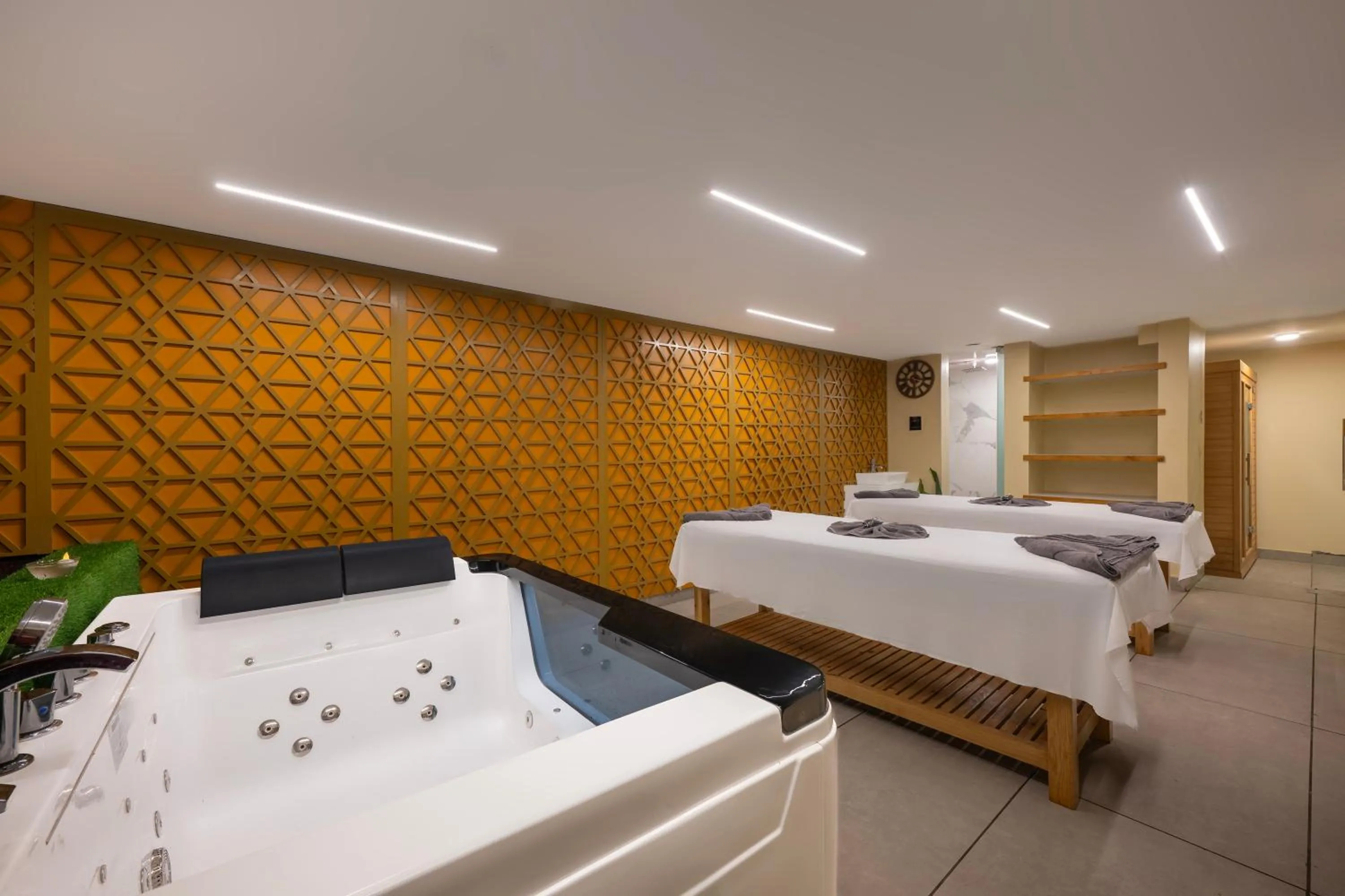 Hot Tub in Snow Valley Resorts & Spa Manali