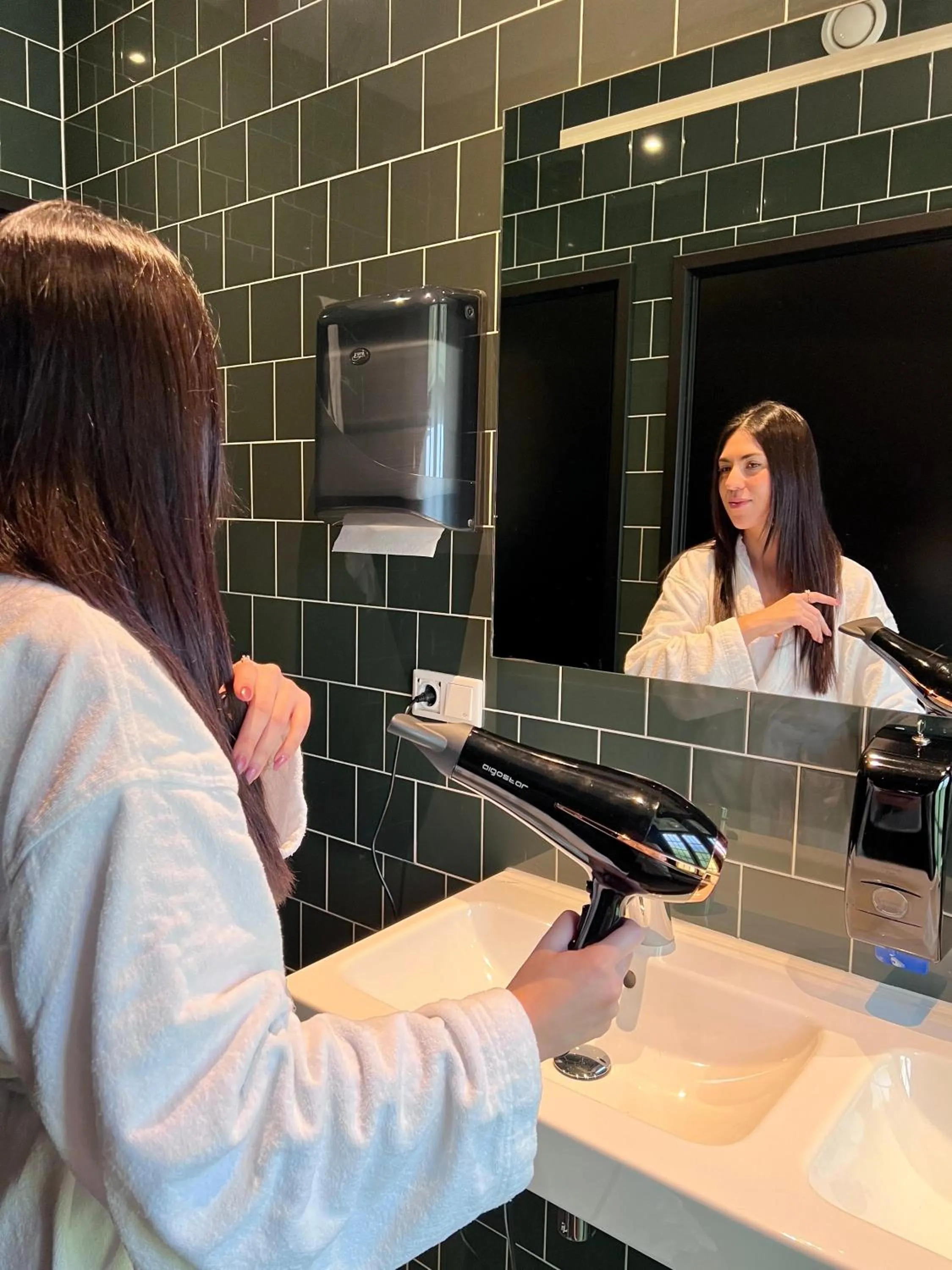 People in Durty Nelly's Inn