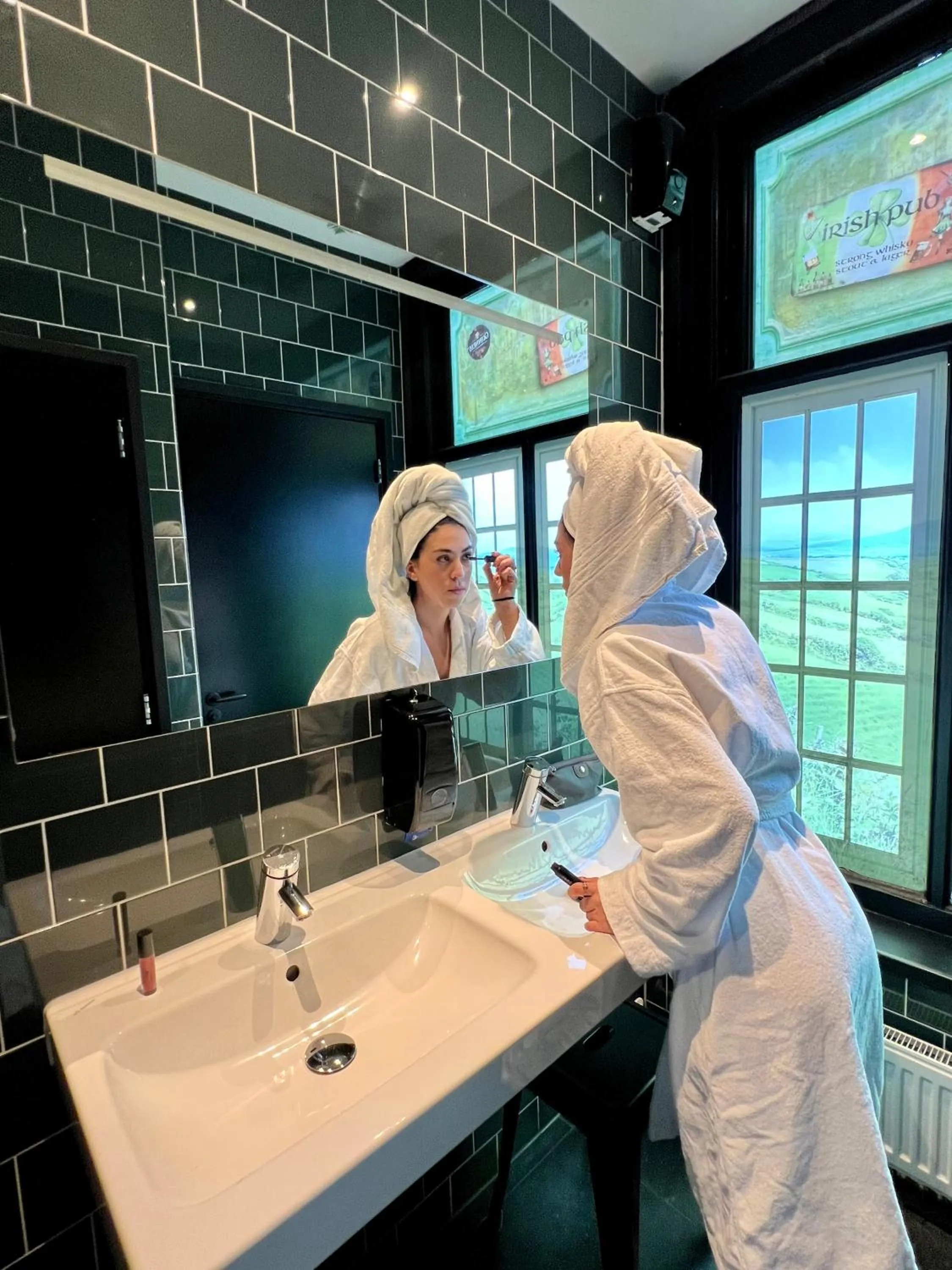 People in Durty Nelly's Inn