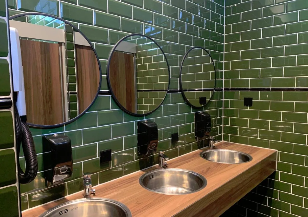 Bathroom in Durty Nelly's Inn