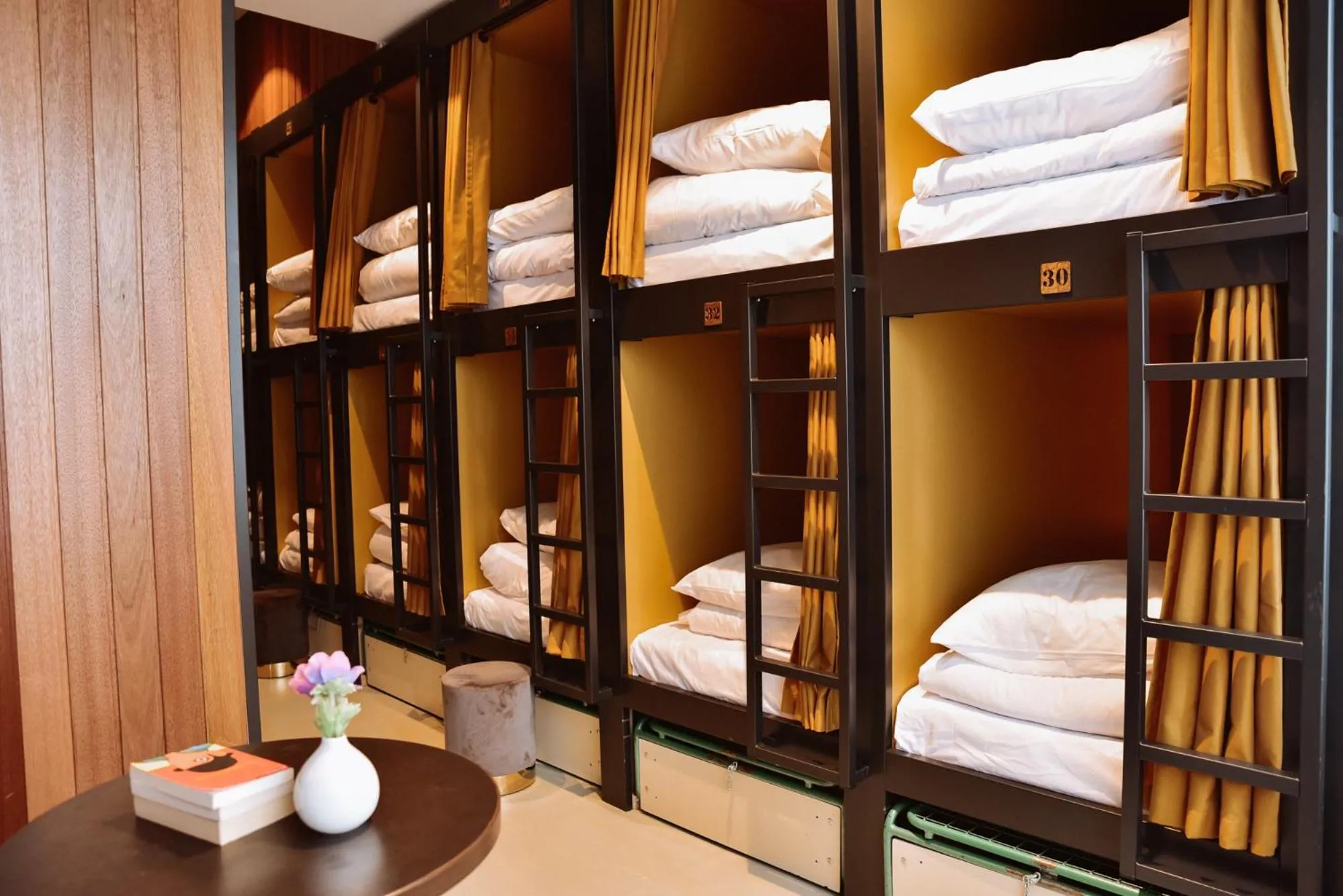 Photo of the whole room, Bed in Durty Nelly's Inn