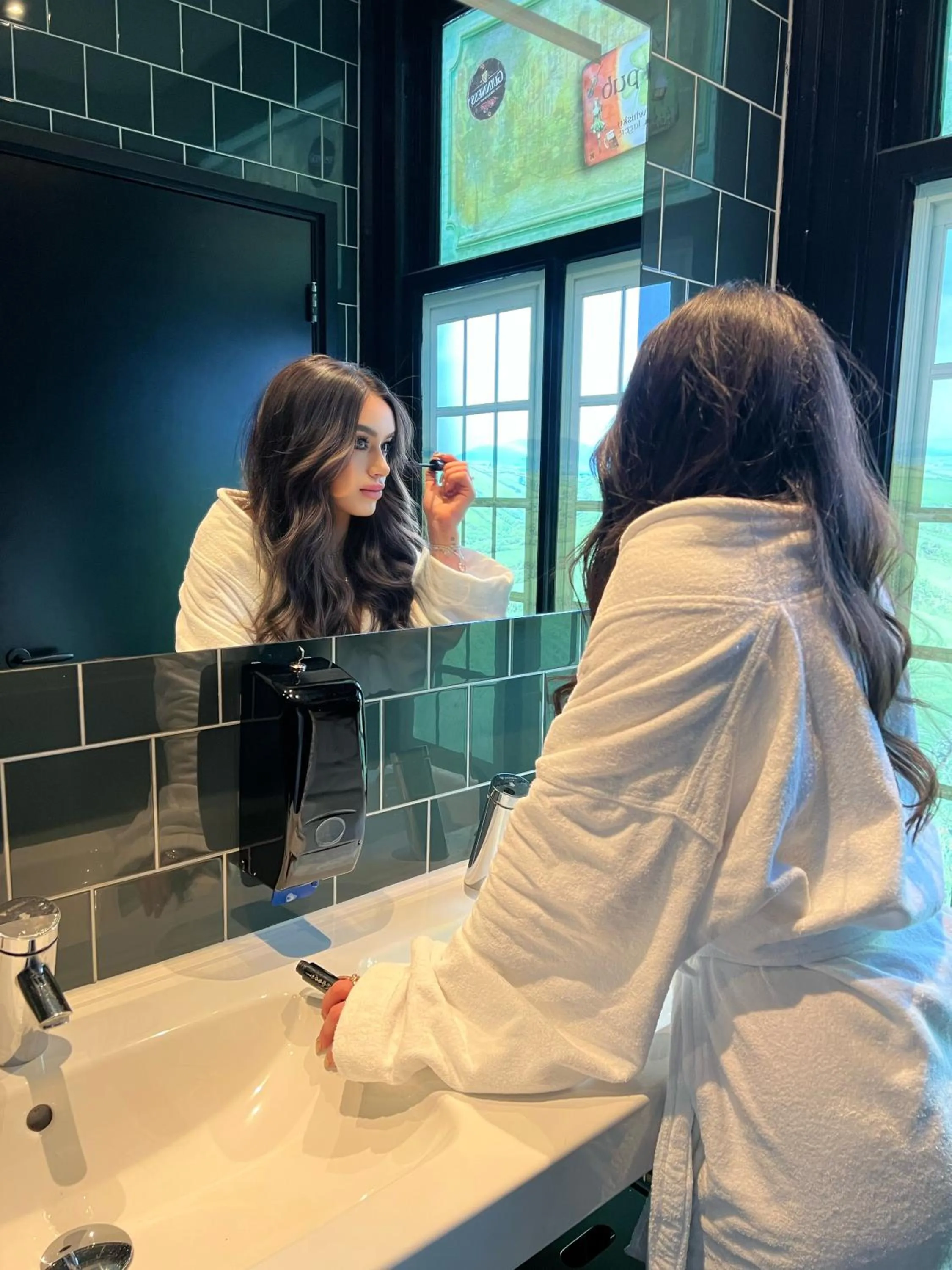 People in Durty Nelly's Inn