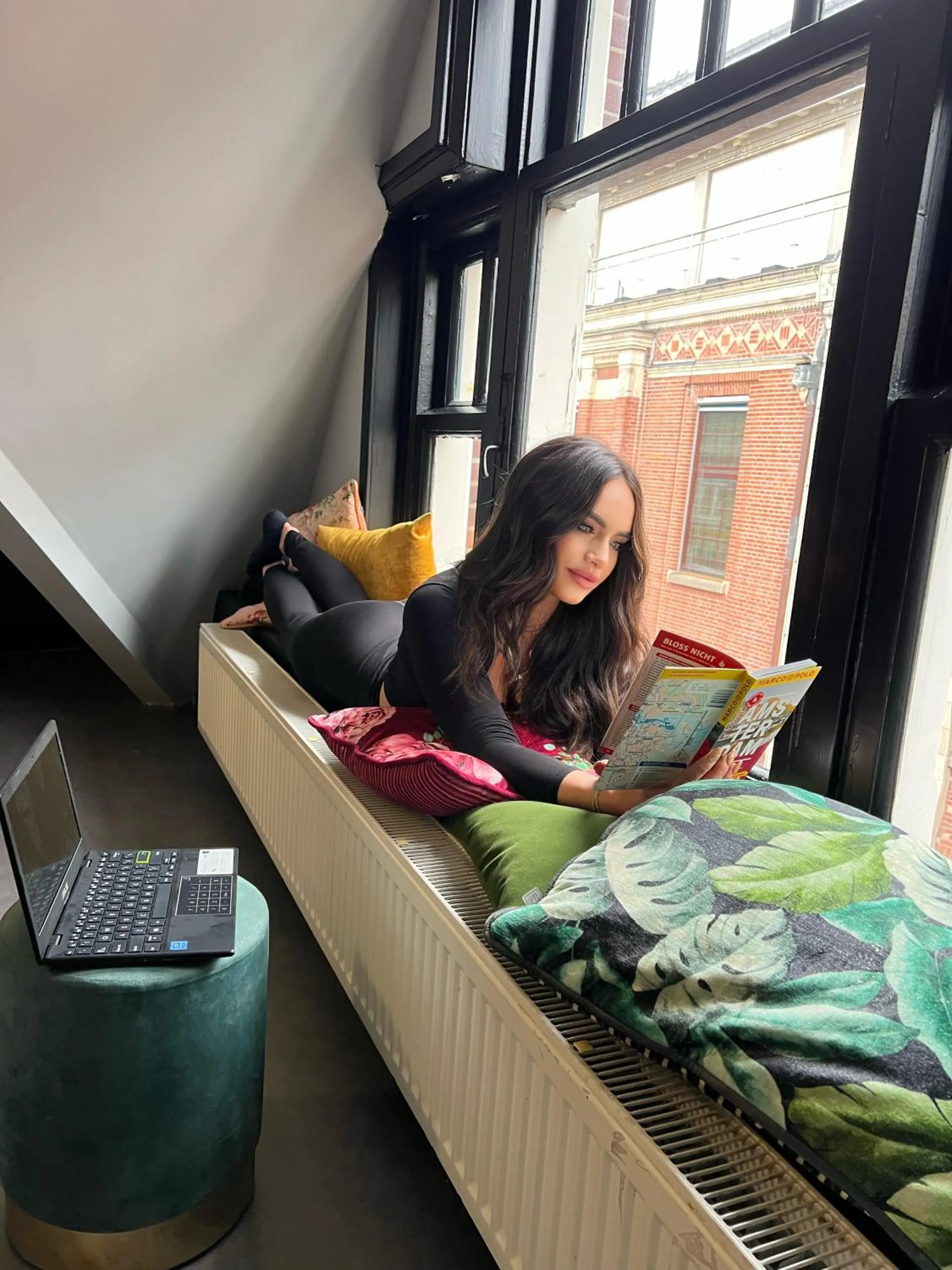 People in Durty Nelly's Inn