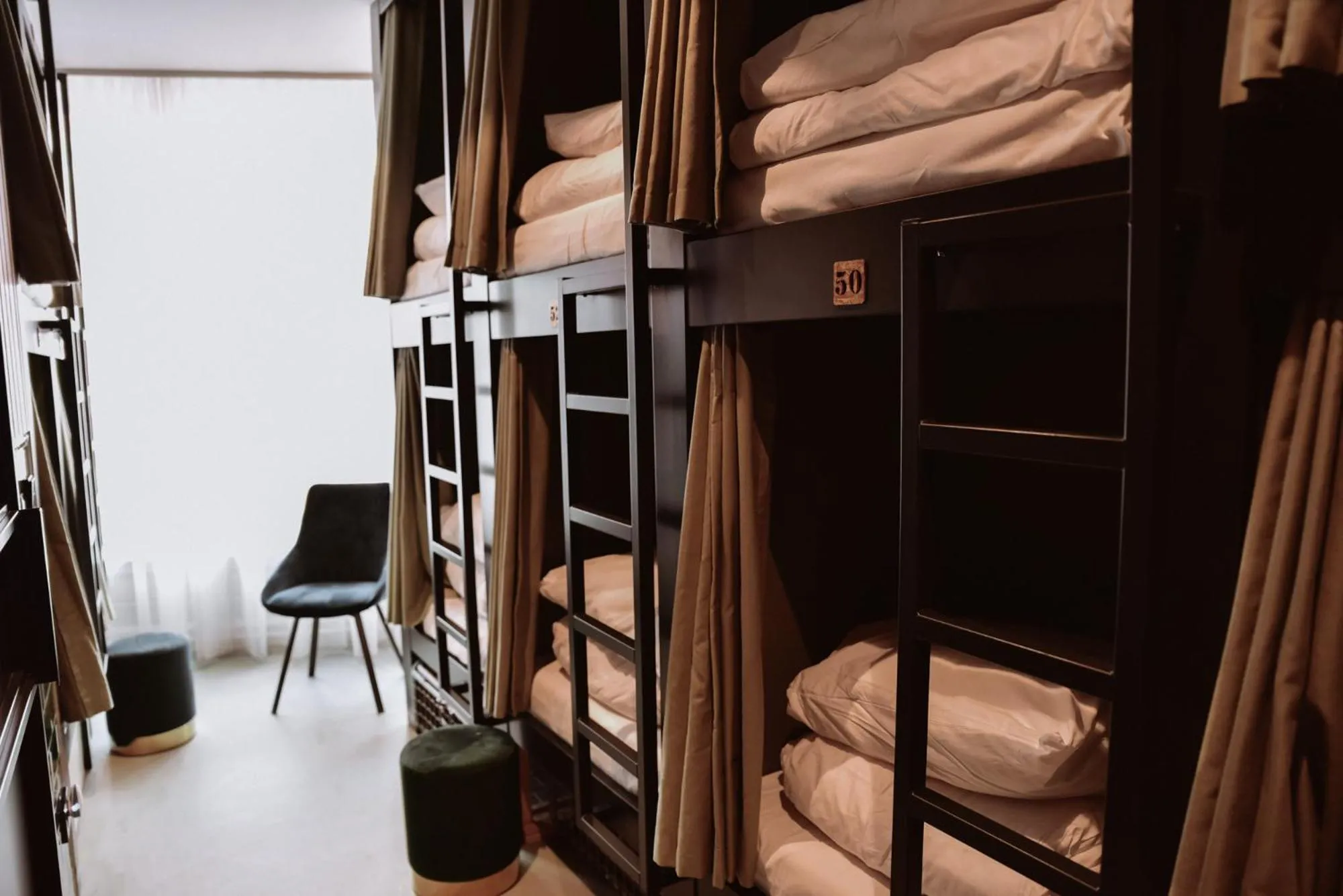 Photo of the whole room, Bed in Durty Nelly's Inn