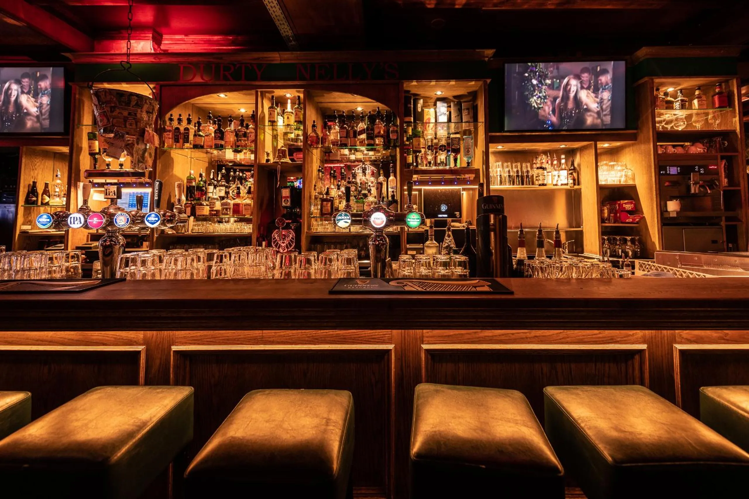 Alcoholic drinks in Durty Nelly's Inn