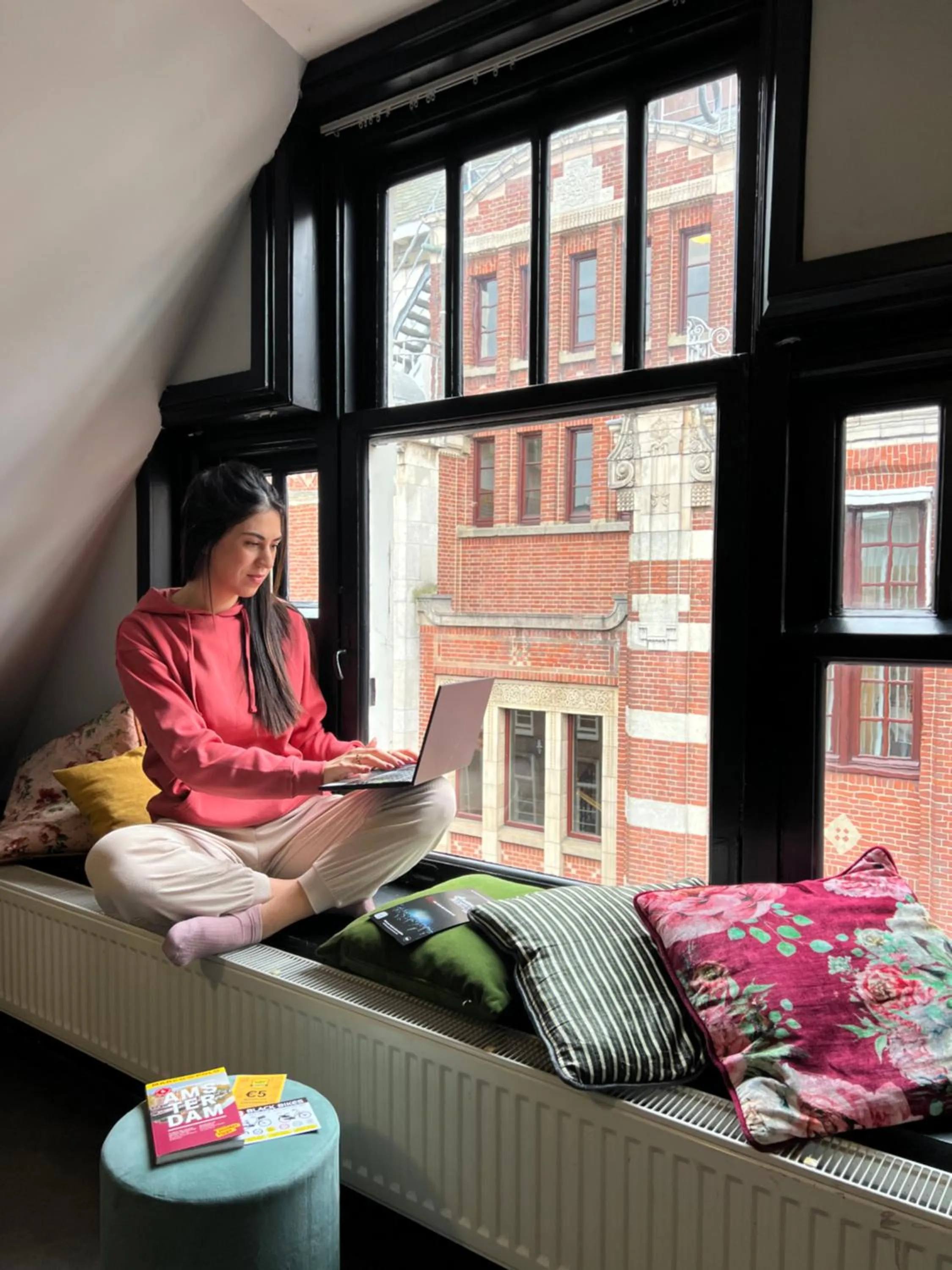 People in Durty Nelly's Inn