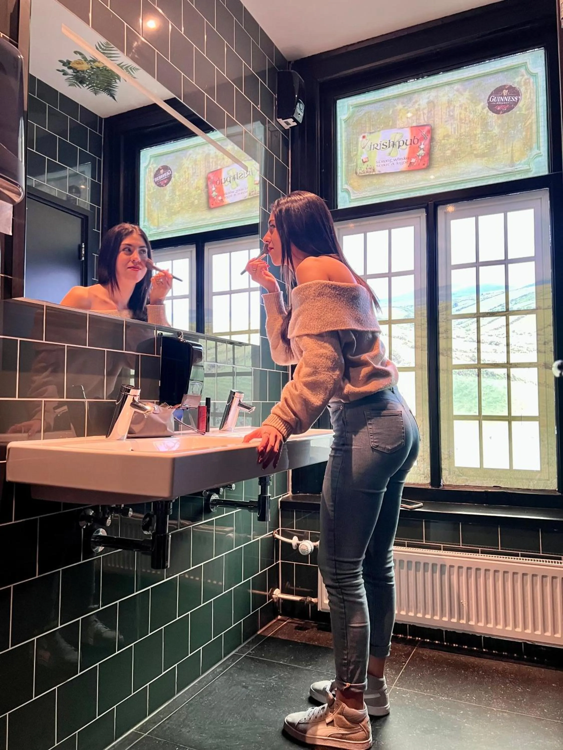 People in Durty Nelly's Inn