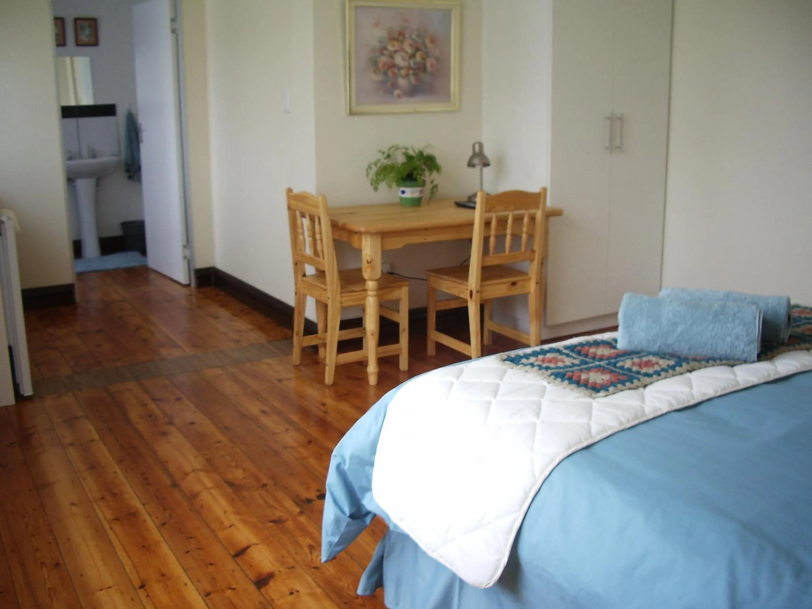 Dining area, Bed in Dee's BnB