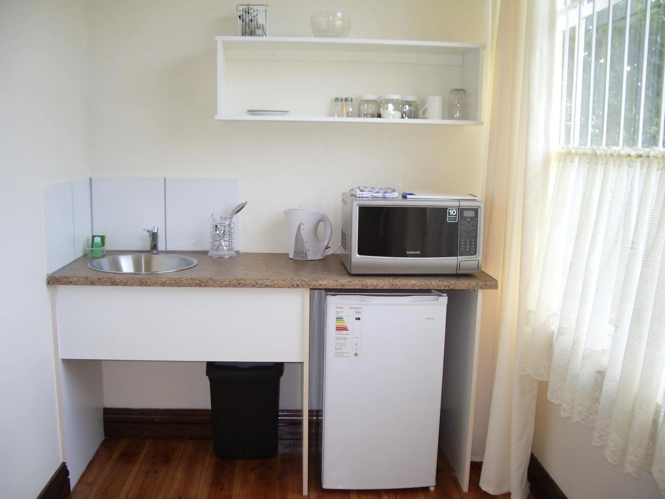 Kitchen or kitchenette in Dee's BnB