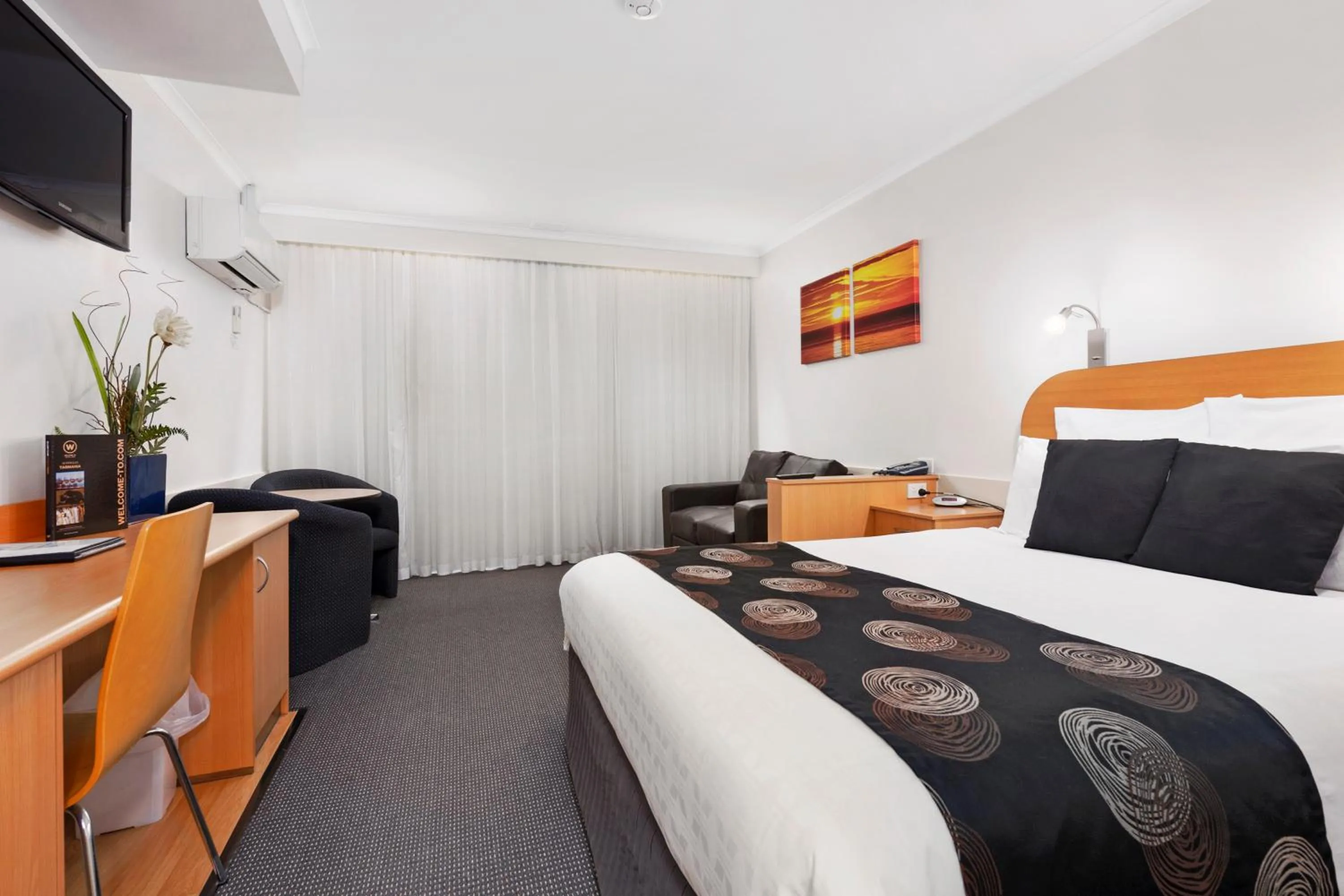 Bedroom, Bed in Beachfront Voyager Motor Inn