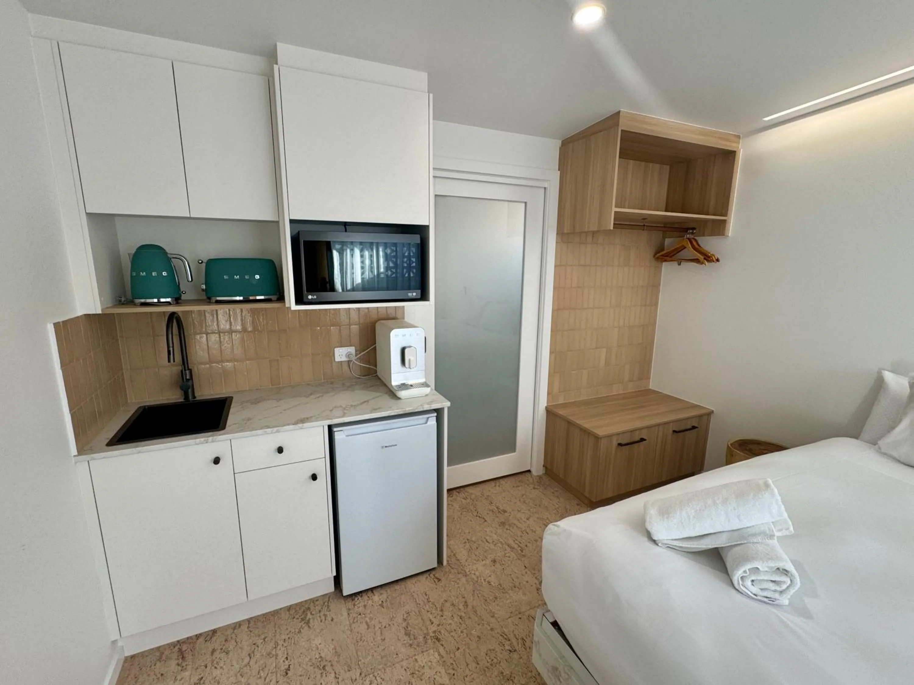 Kitchen or kitchenette, Bed in Pacific Sun Bargara