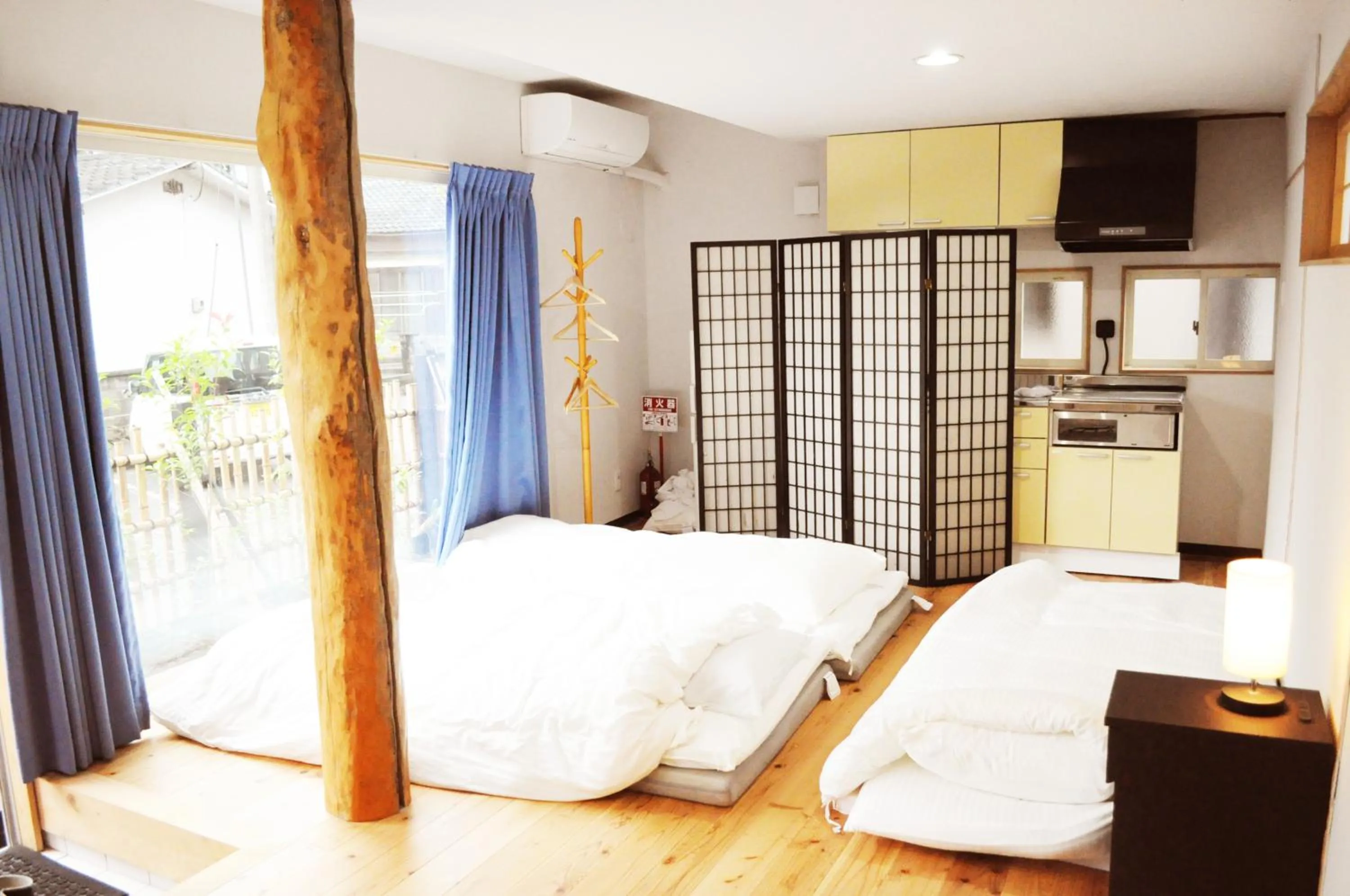 Photo of the whole room, Bed in WEST in