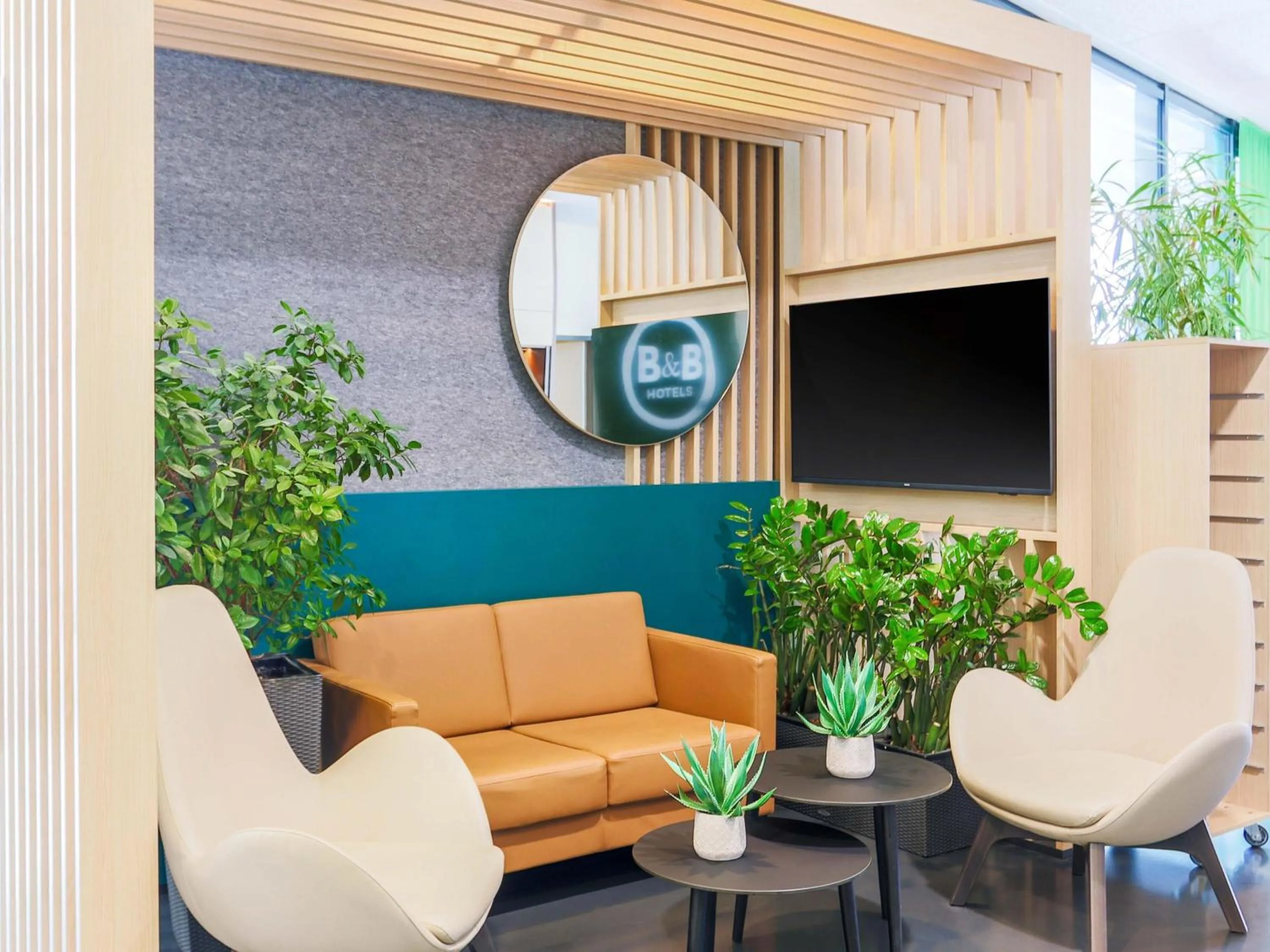 Lobby or reception in B&B Hotel Aalen