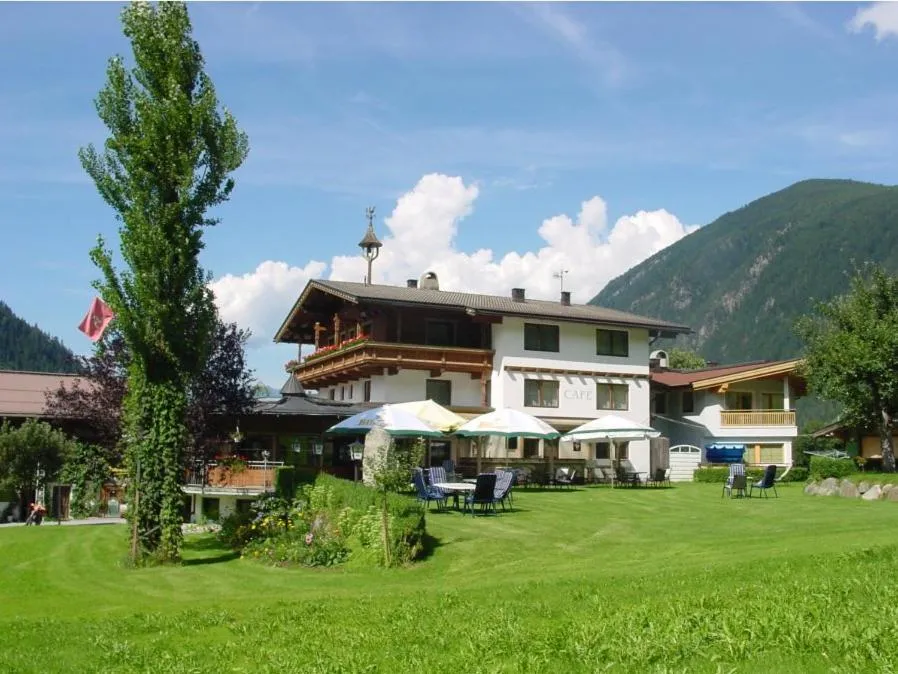 Property building in Hotel Gasthof Stoanerhof