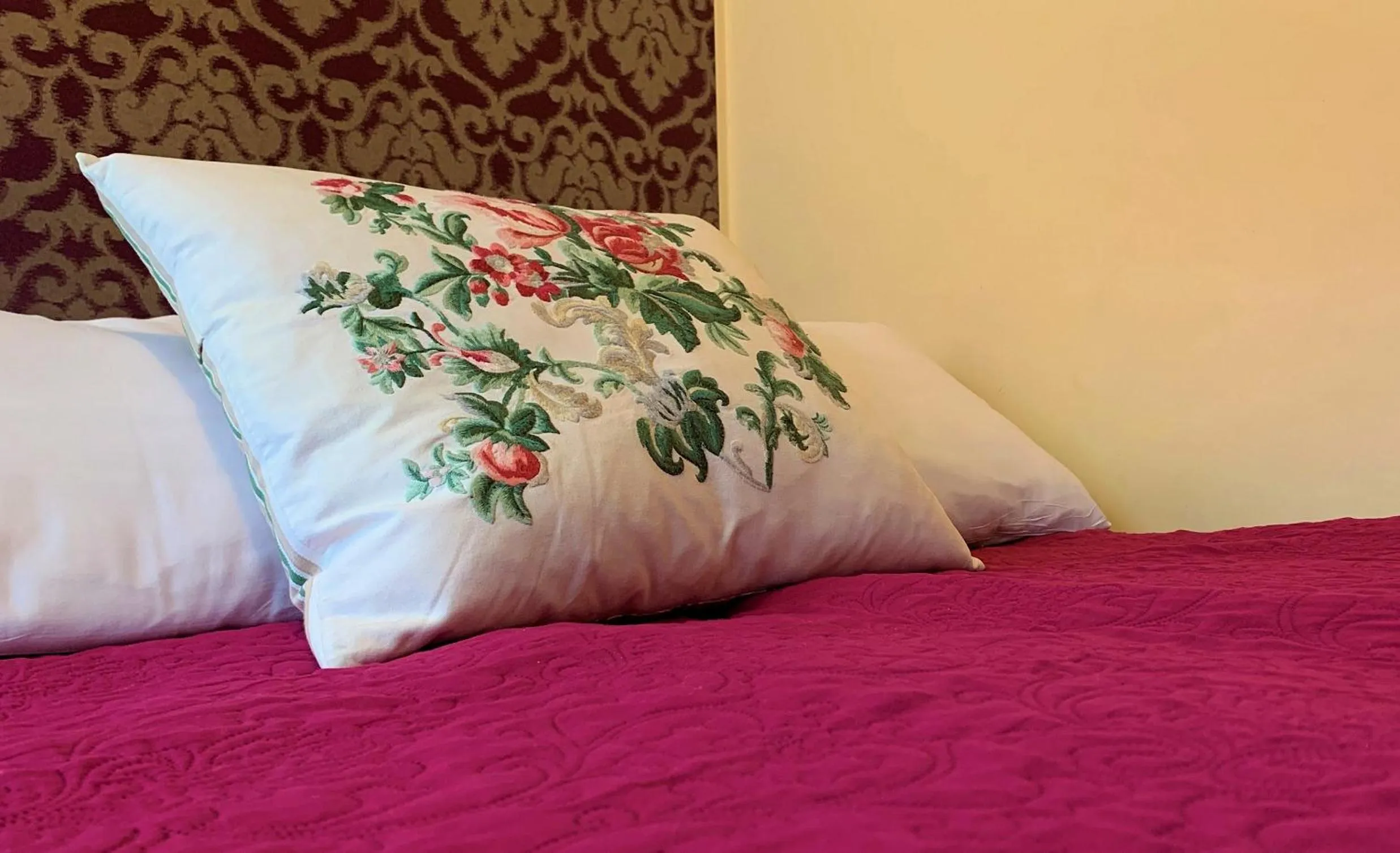 Decorative detail, Bed in Willa Karla