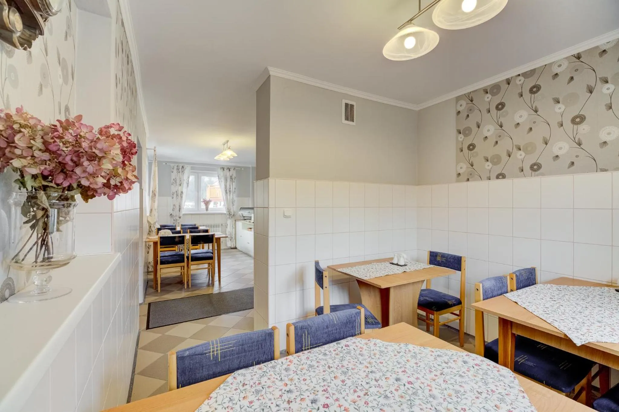 Restaurant/places to eat in Willa Karla