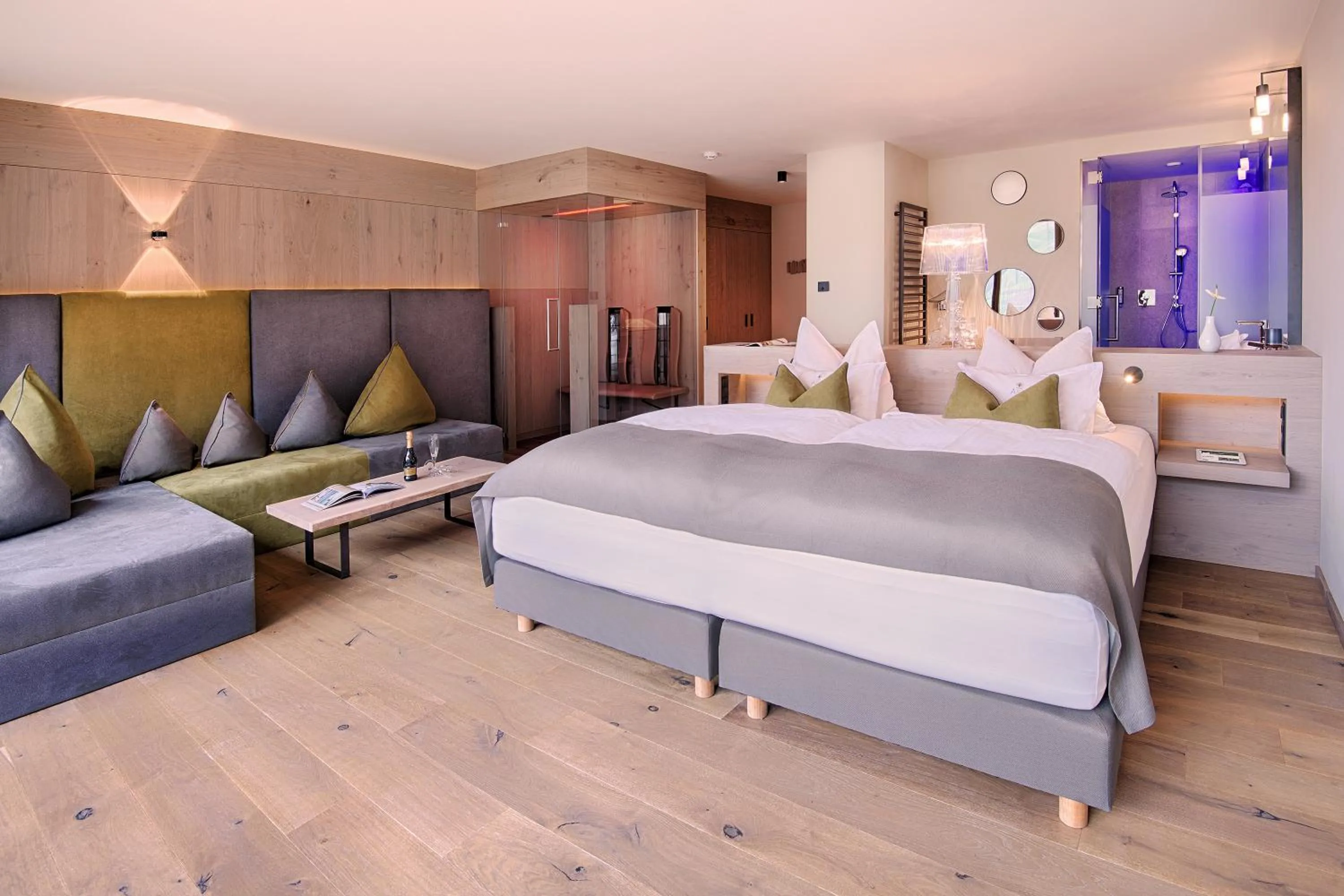 Bedroom, Bed in Amonti Wellnessresort