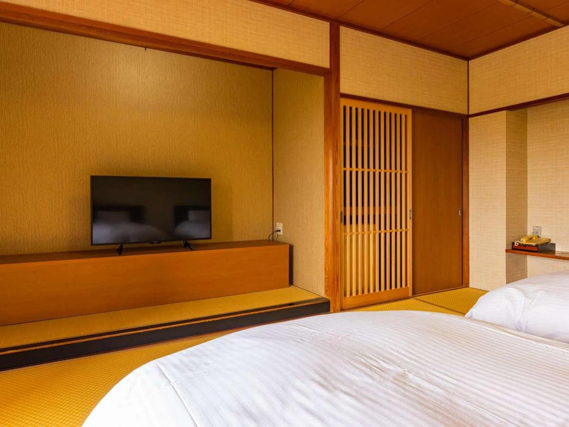 Photo of the whole room, Bed in Awara Onsen Minoya Taiheikaku