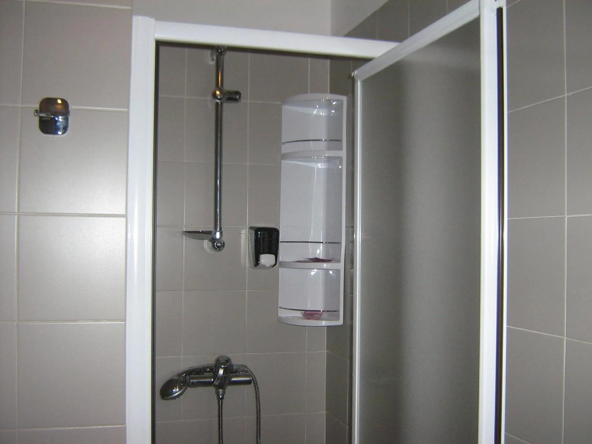 Shower in Hostiliae Ciminiera Hotel