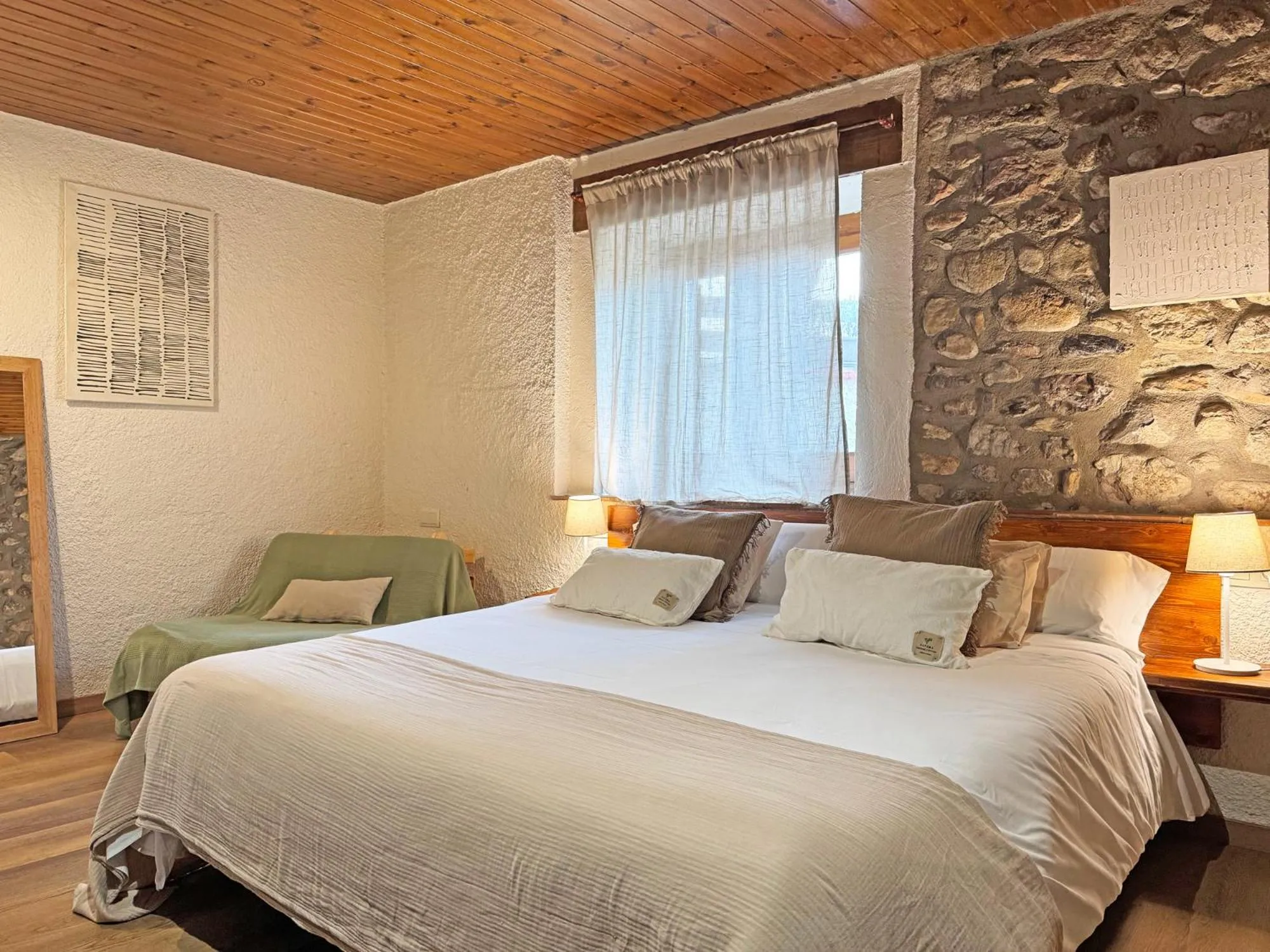 Photo of the whole room, Bed in Hotel Cal Rei de Talló