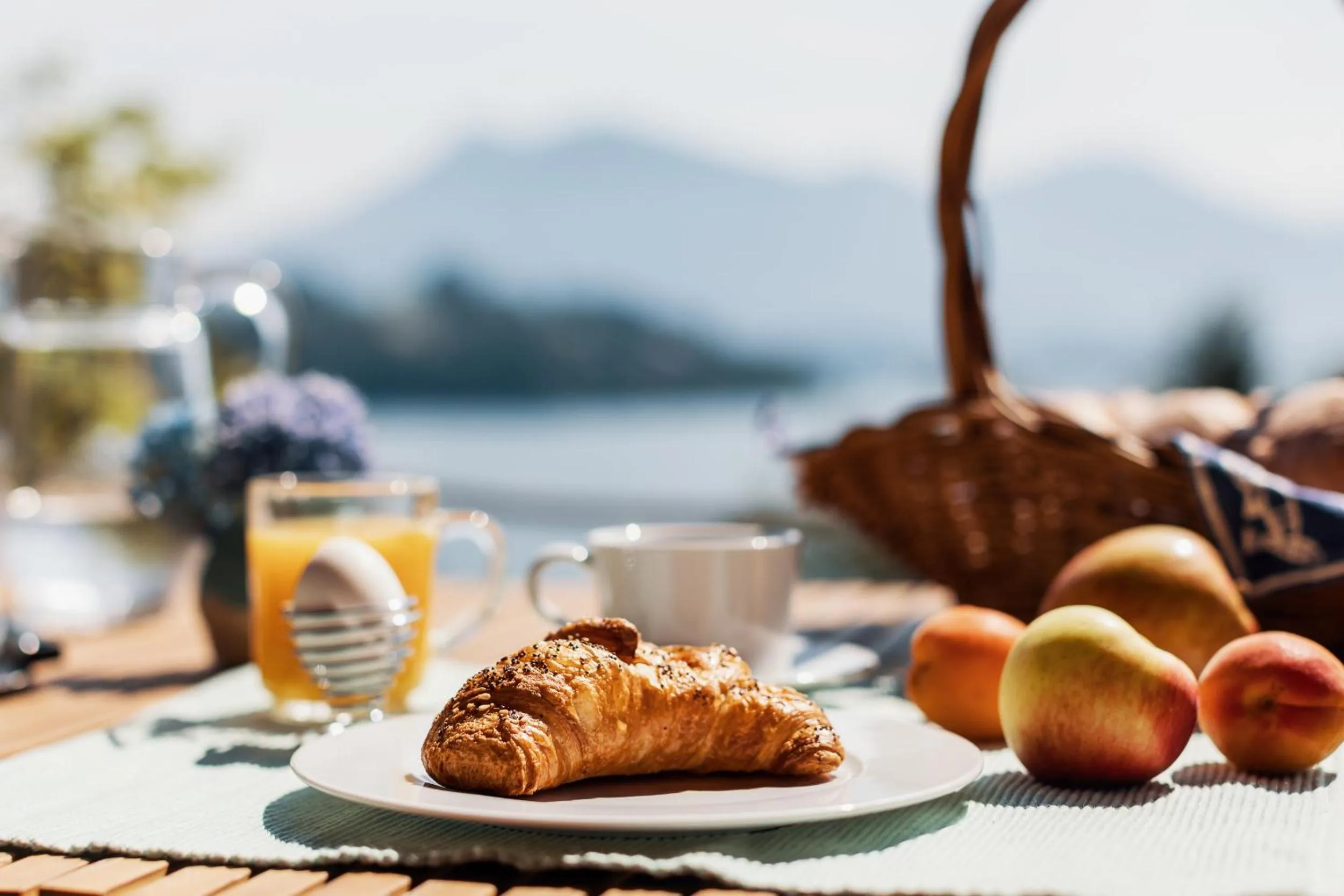 Food and drinks in Lake Villa Lotus