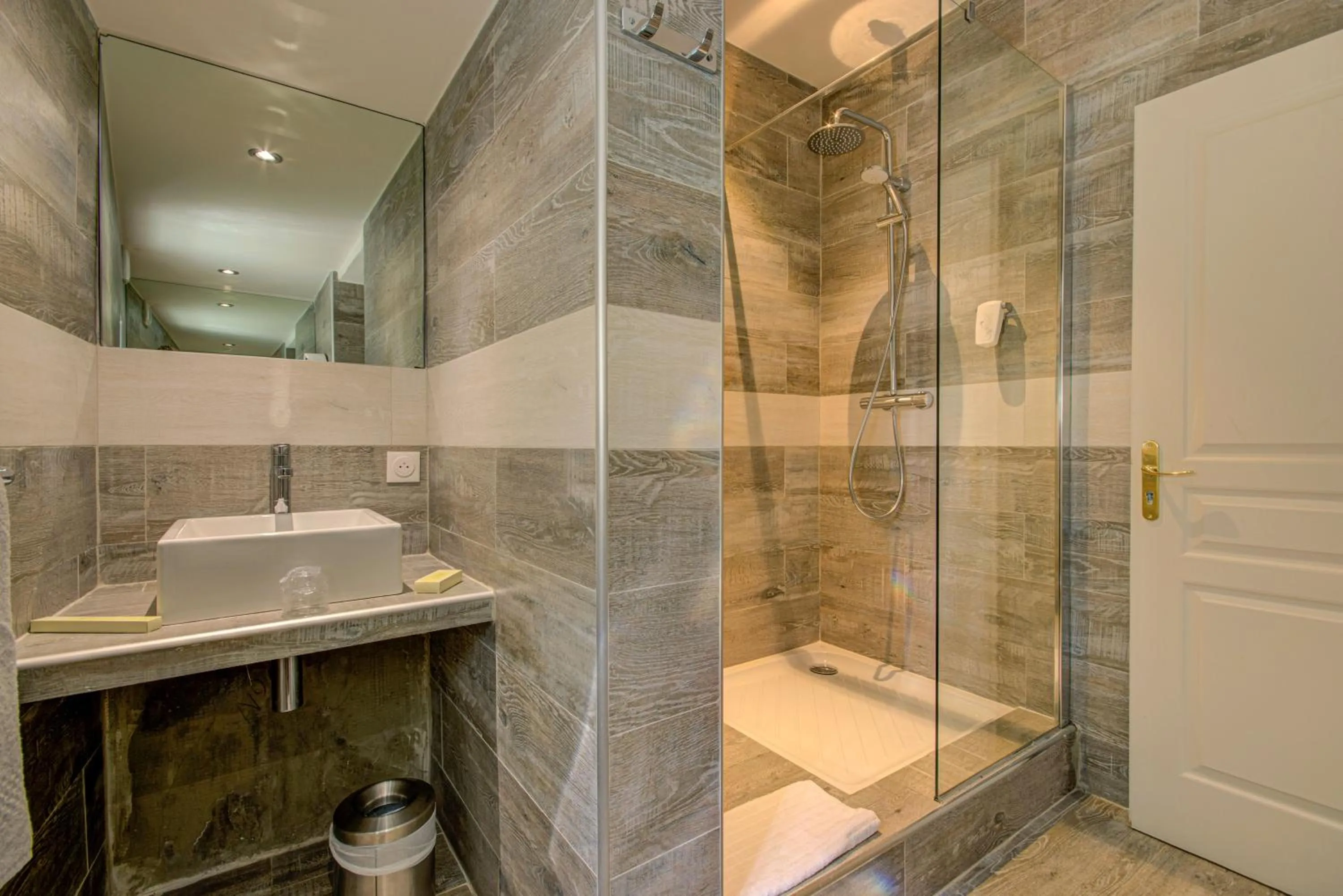 Bathroom in Hôtel Restaurant la Corniche