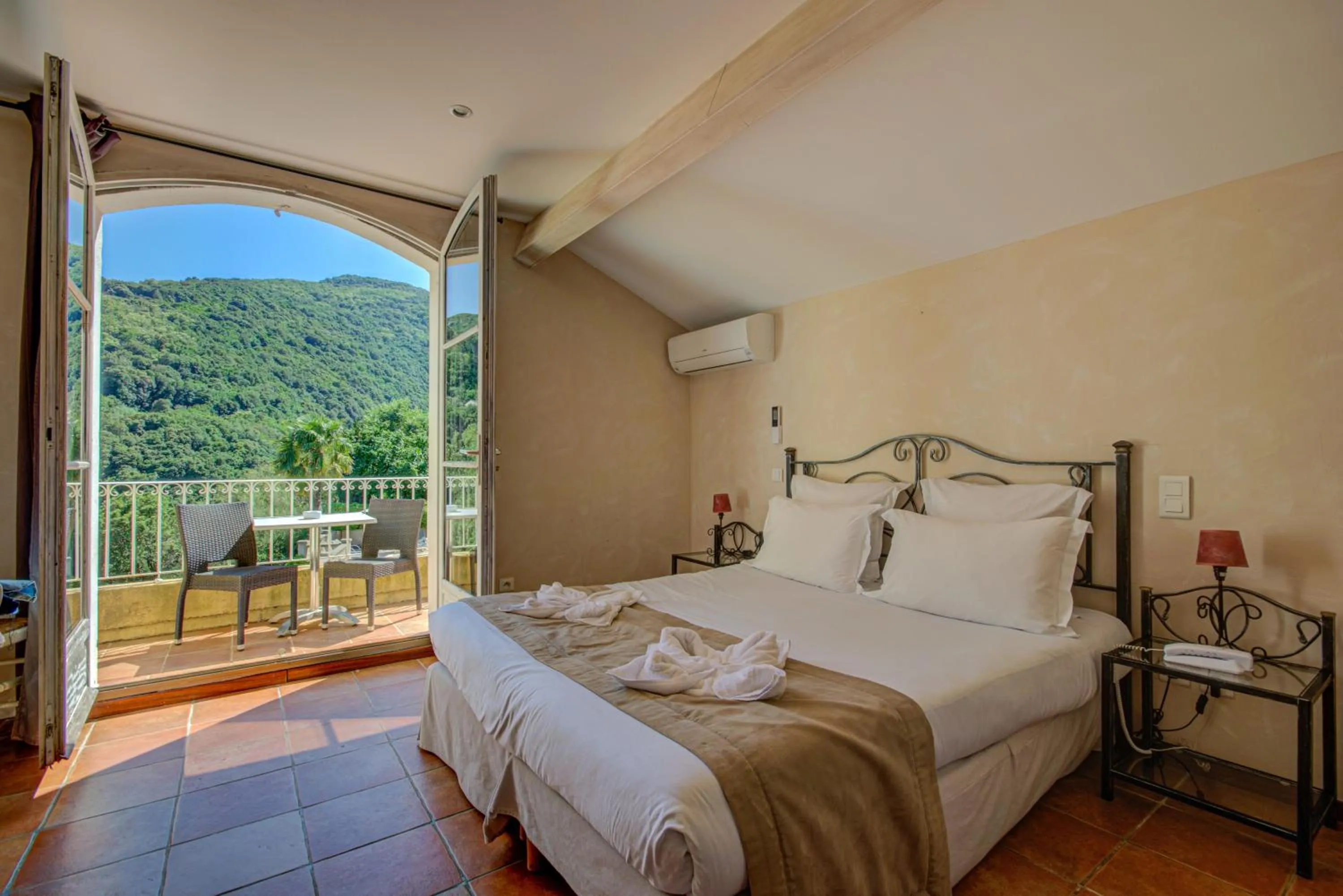 Bedroom, Bed in Hôtel Restaurant la Corniche