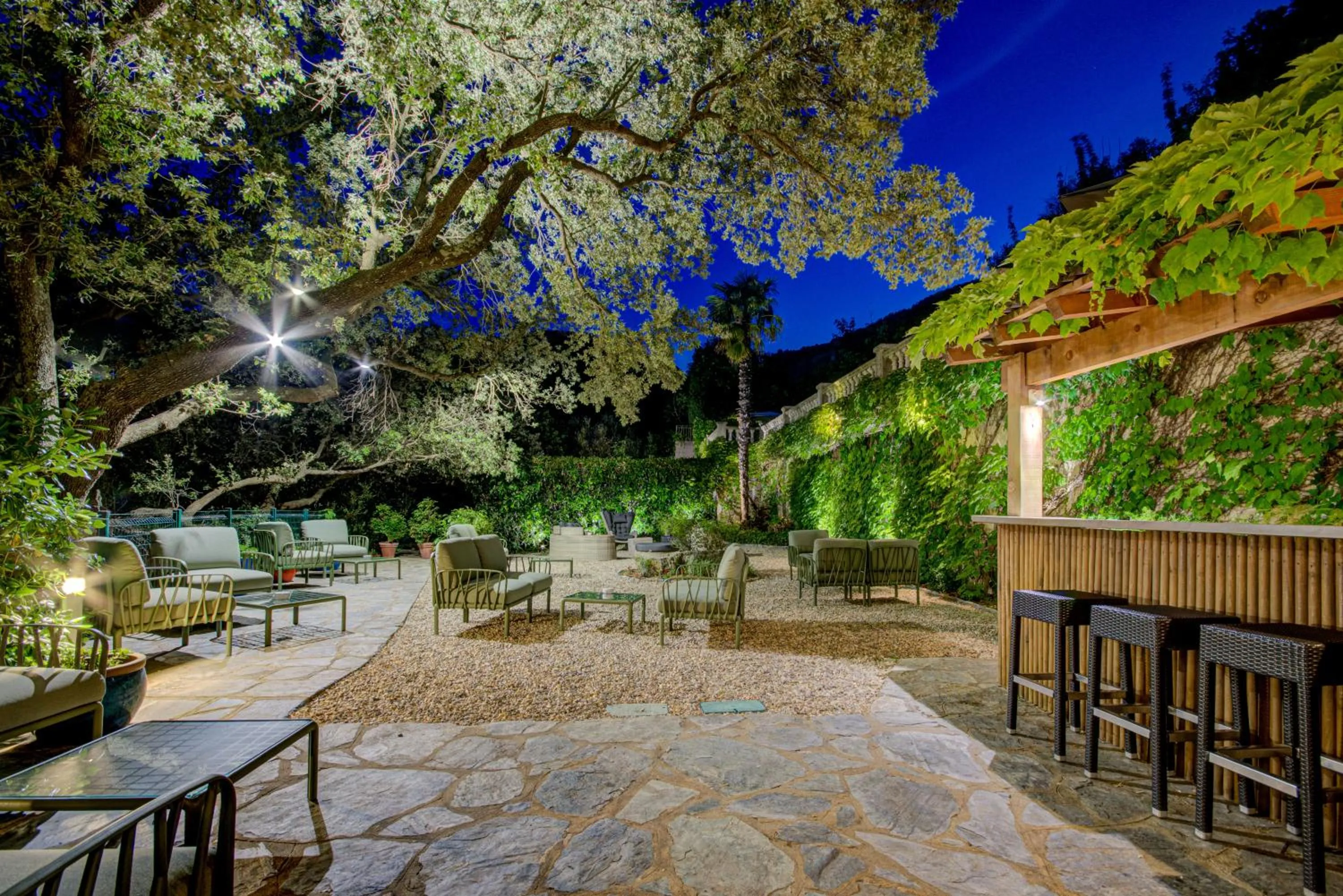 Garden in Hôtel Restaurant la Corniche