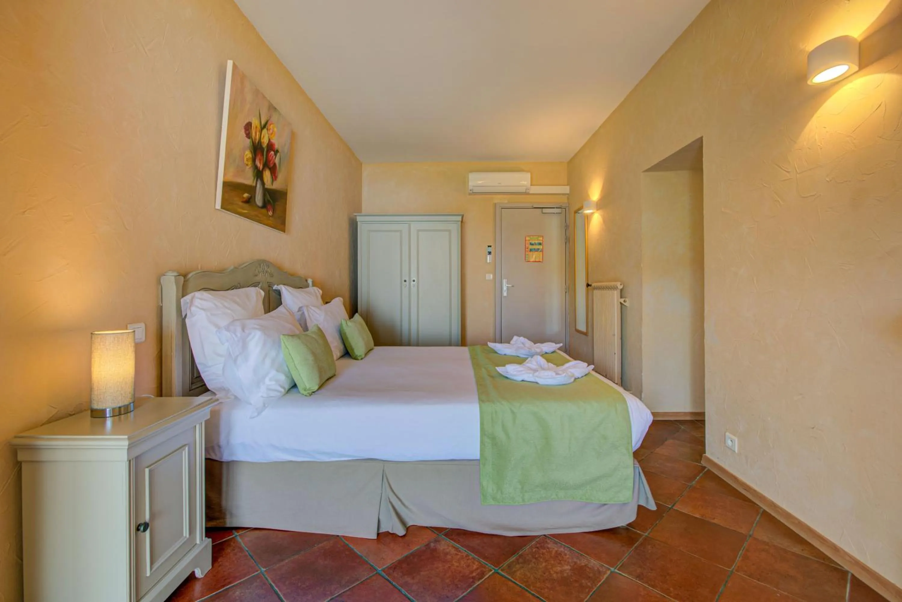 Bedroom, Bed in Hôtel Restaurant la Corniche