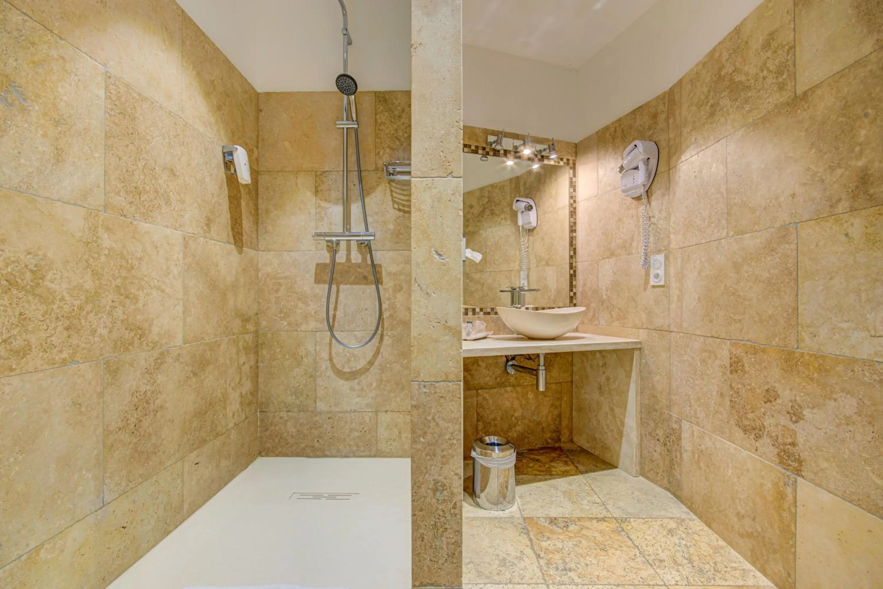 Bathroom in Hôtel Restaurant la Corniche