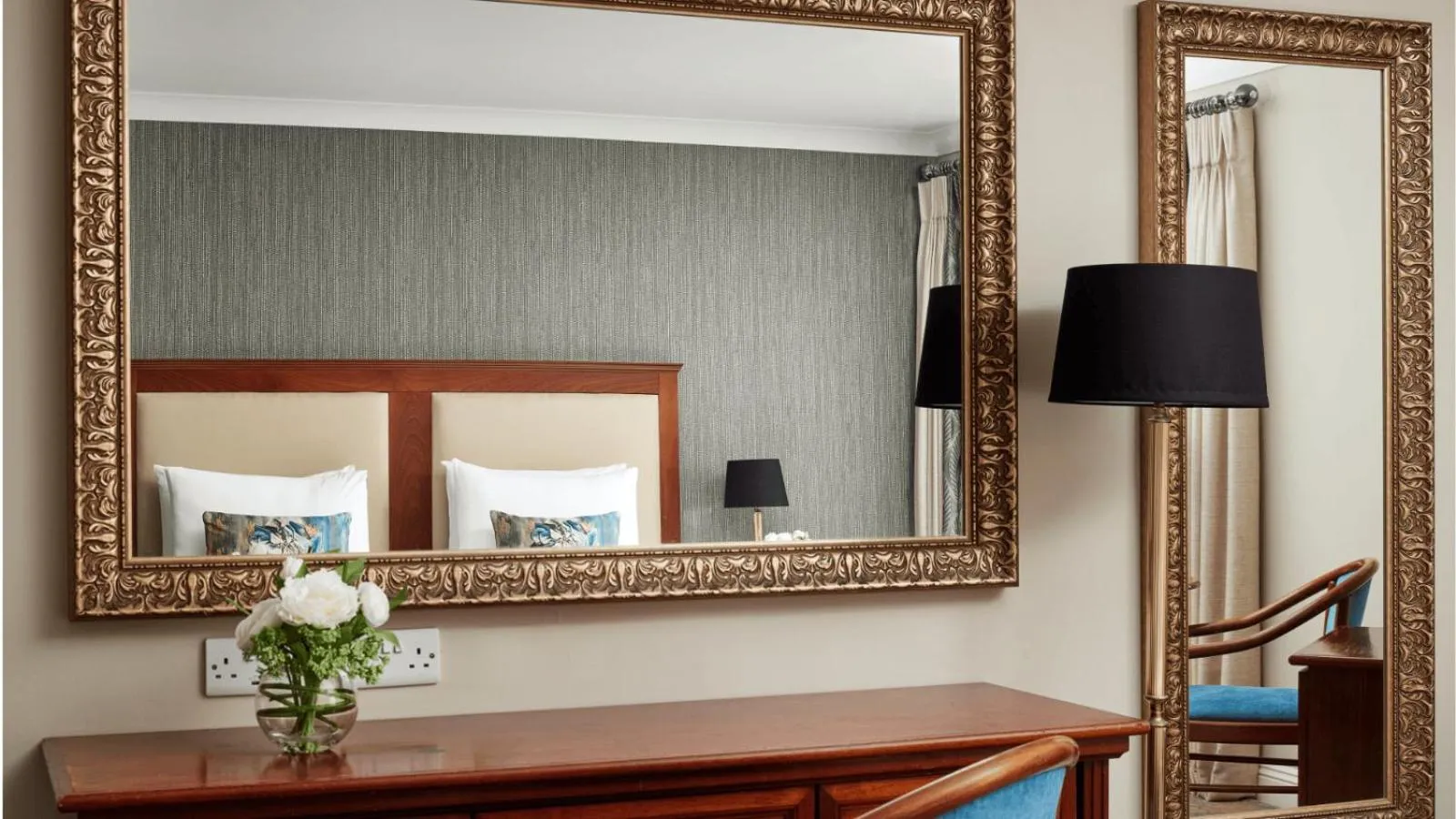 Bedroom in Dooley's Hotel