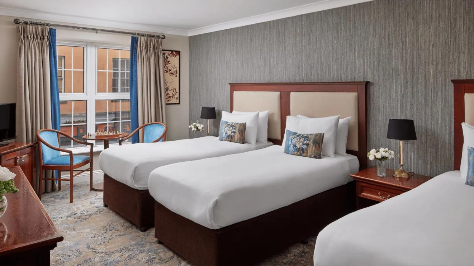 Bedroom, Bed in Dooley's Hotel