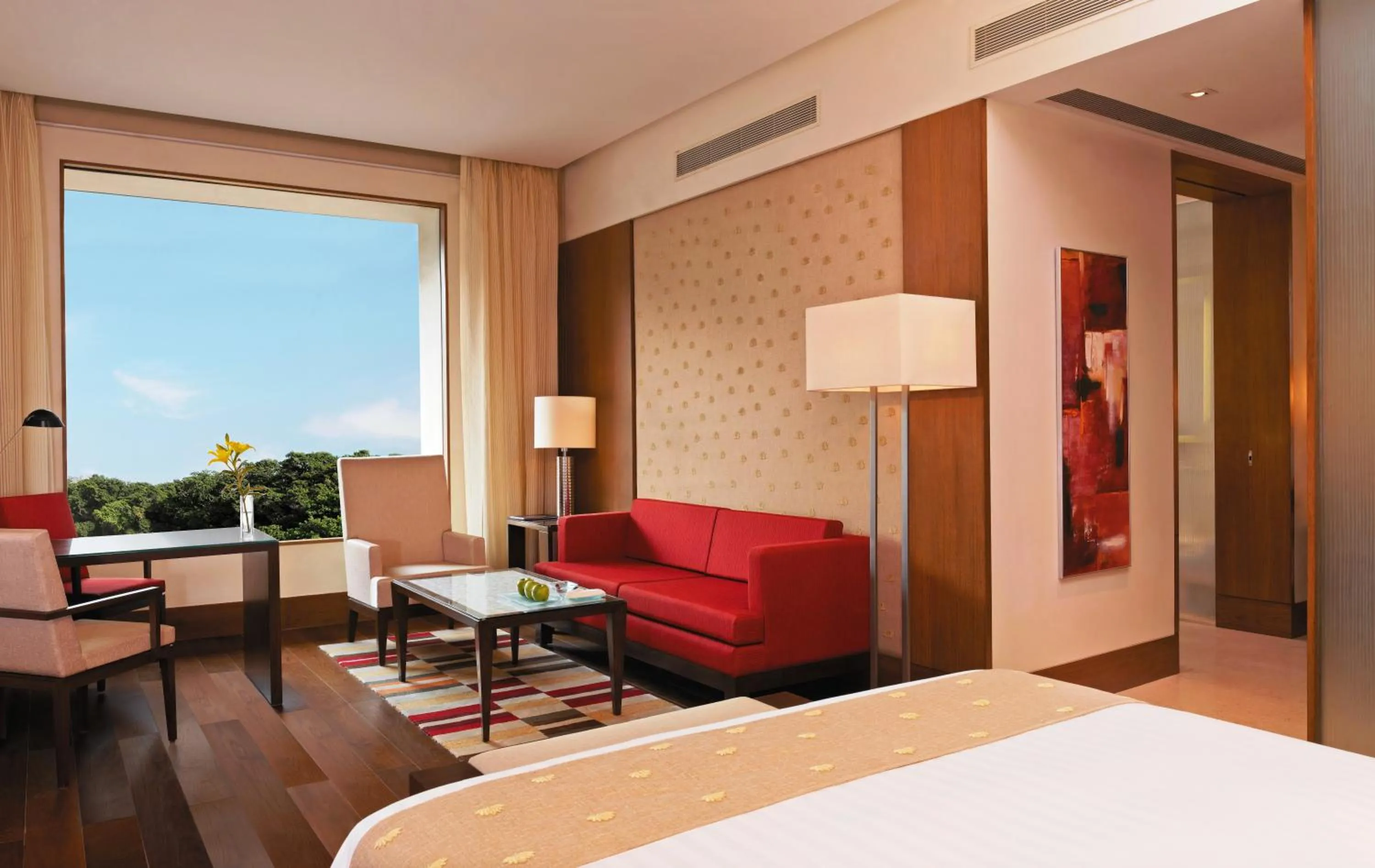 Photo of the whole room, Bed in The Oberoi Gurgaon