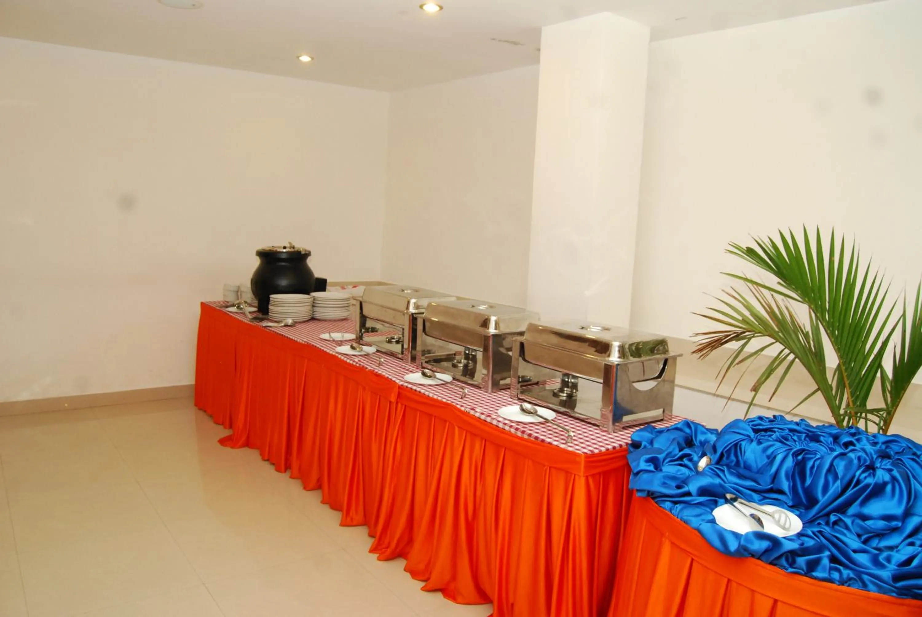 Restaurant/places to eat in Hotel Rajadhani