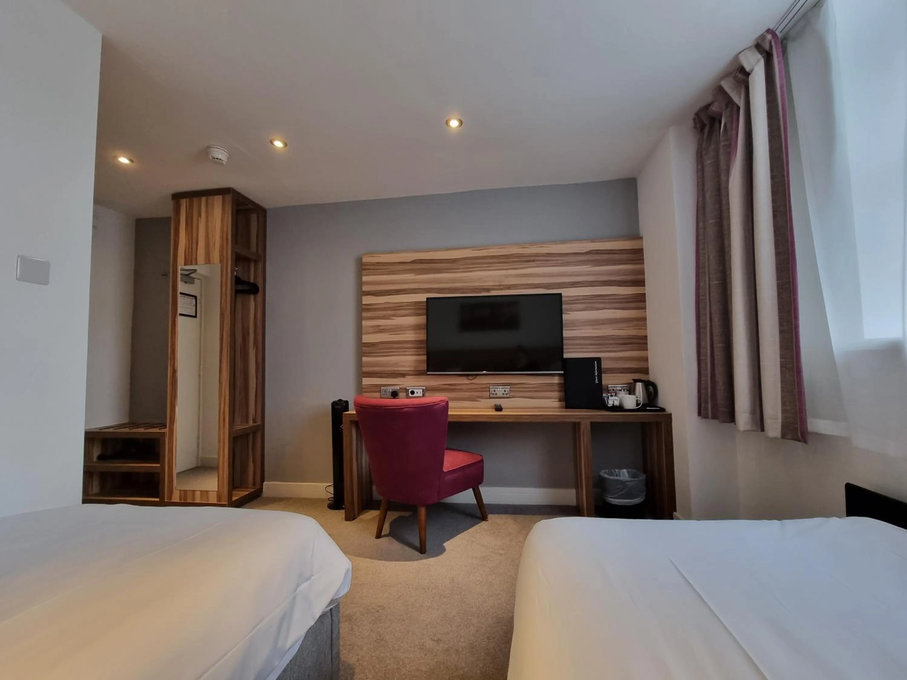 Bedroom, Bed in Escape Hotel