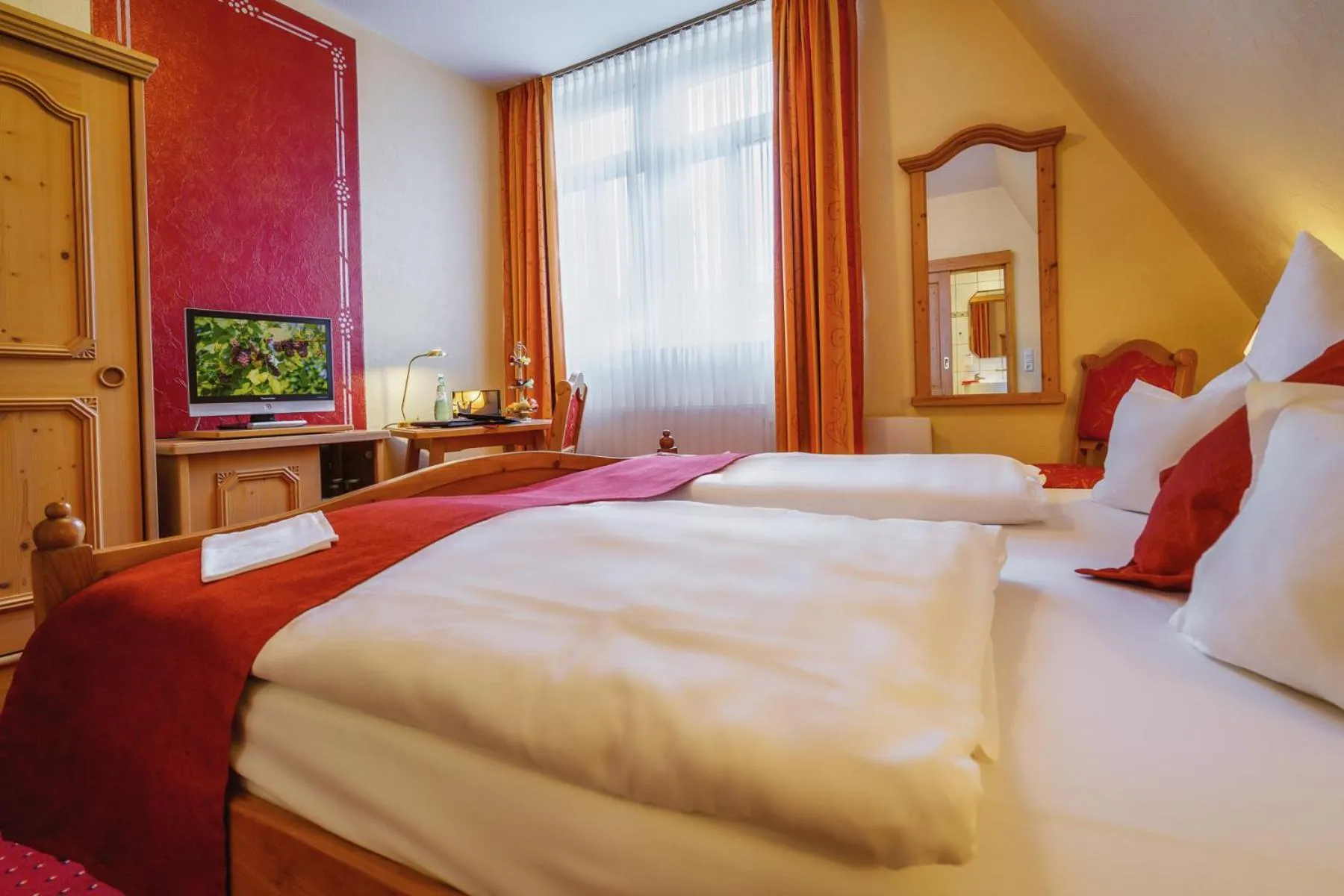 Photo of the whole room, Bed in Altkölnischer Hof