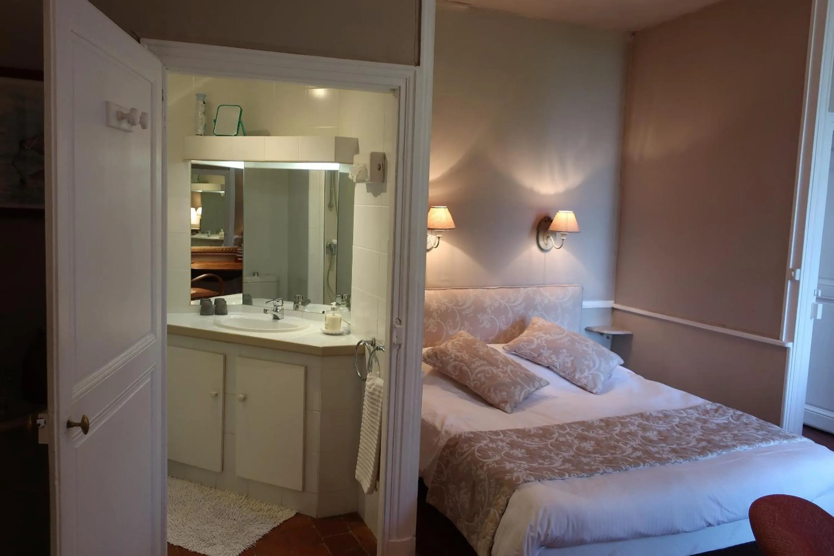 Shower, Bed in Château de SURY