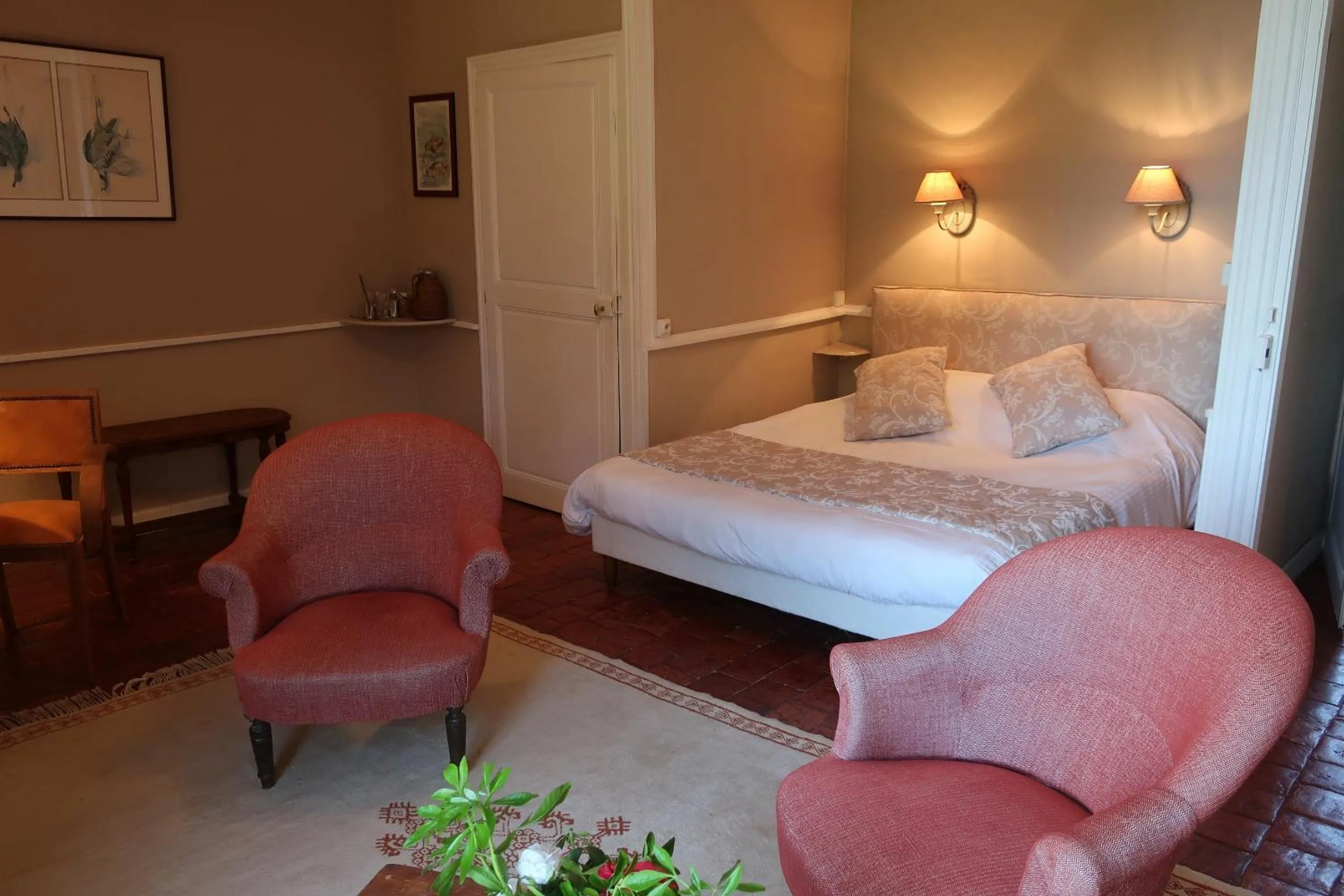 Photo of the whole room, Bed in Château de SURY